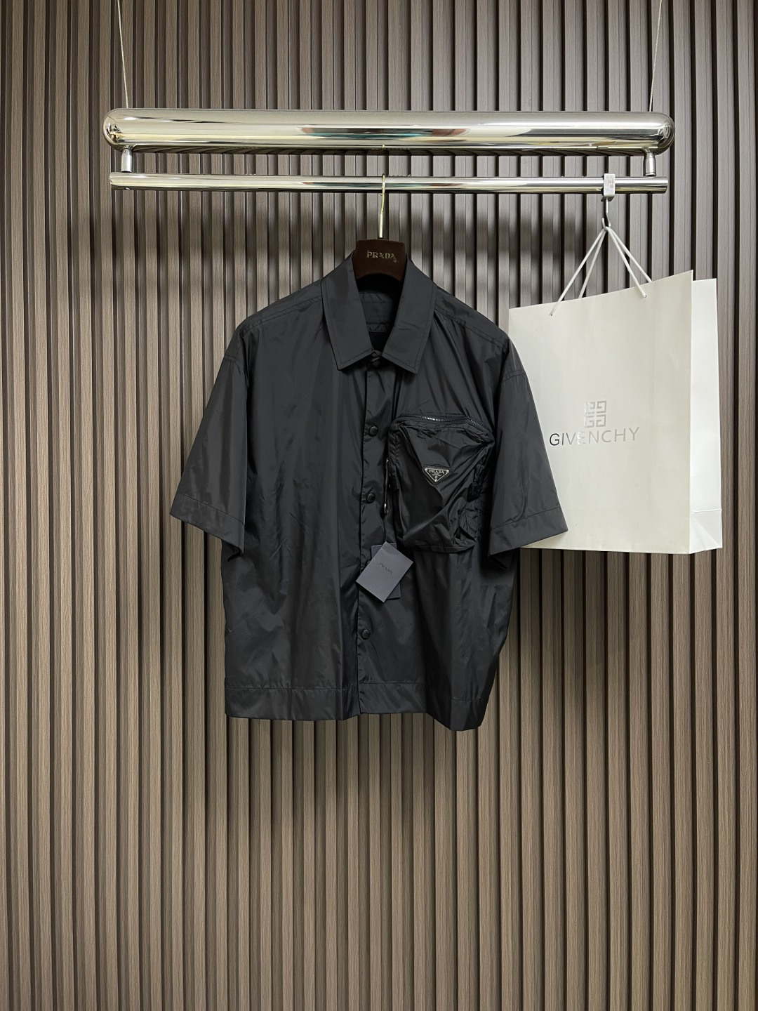 NO:130366,prada 2025SS new triangle-mark pocket functional short-sleeved shirt, the delicate touch of nylon fabric is beyond imagination!  The three-dimensional pocket is cool and cool, and the style of the installation can explode the street. The classic inverted triangle logo is full of iconic and super beautiful. The details of the workmanship are perfect. The upper body is the coolest style for men and women on the street. It is suitable for charming outfits for various occasions!  Size S-XL, prada,shirts,T-shirt,alexander wang19860909prada 2025SS新款三角标口袋机能短袖衬衫,尼龙面料触感细腻程度更是超乎想象！立体口袋就是酷酷工装机能炸街风格,经典的倒三角标logo标志性满满超级好看,做工很复杂的一个款细节更是完美 上身就是街上最酷的人男女同款 适合各种场合的魅力穿搭！尺码S-XL,,prada,shirts,T-shirt,alexander wang,Men's clothing