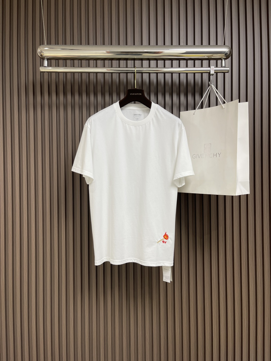 NO:130371,BOTTEG VENETA 2025SS Spring and Summer New Product High-Grade Os Style Loose T-shirt, with minimalist design in the front, and the round neck uses large-width threaded knitted embroidery. High-Grade heavy fabric will not be stuffy, and can be worn inside and outside. The Os-Grade heavy fabric is quite solid and not close to the body, thus achieving the loose effect of Os. It is also a trademark brand tone of BV home. Match embroidery is very unique and not bad in the street style. It is simple, three-dimensional and elegant, simple and versatile. It is recommended that you must buy it in summer!  The loose silhouette is suitable for any body, and the upper body is super cool and stylish!  Size S-XXL, bottega veneta, bottega veneta, bottega veneta, tees, t-shirt, alexander wang19860909BOTTEG VENETA 葆蝶家 2025SS春夏新品 高克重os版型 宽松T恤,前身极简设计,圆领采用大宽度螺纹针织刺绣,高克重偏厚面料不会闷热,内搭外穿都可以,os版型高克重面料做到挺实不贴身,从而达到os宽松的效果,也算是BV家的一个标志品牌调性,火柴刺绣很有个性,不烂大街的款式,简约立体大气上档次,简单又百搭,宽松大T推荐你们夏天一定要入！廓形宽松剪裁适合任何身材,上身超酷又有型！尺码S-XXL,,bottega veneta,bottega veneta,bottega veneta,tees，t-shirt,alexander wang,Men's clothing