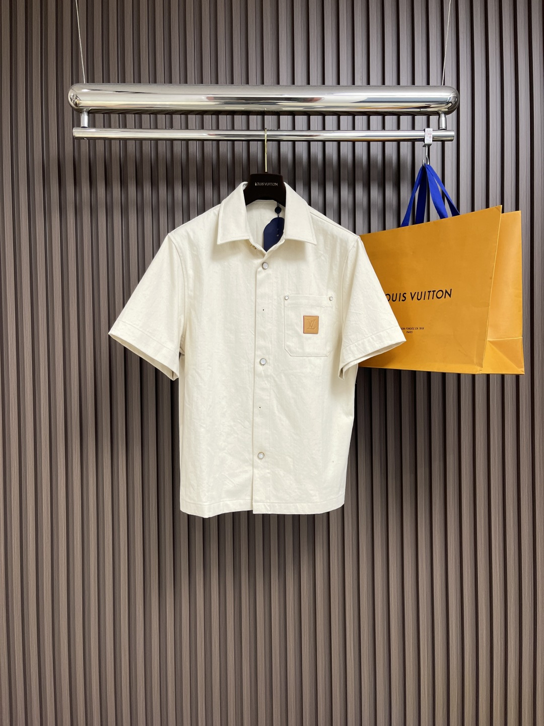 NO:130368,Tops, pants, LV leather letters, denim short-sleeved jackets, jeans set, uses high-end customized fabric, excellent washing effect, breathable and thick feel, pure handmade craftsmanship, high-quality metal details in each part, the overall wiring is straight and delicate, the fabric is comfortable and soft, the color is consistent and there is no color difference, it can be matched with the same style to create a fashionable look, control various occasions, custom auxiliary materials, complete three standards, the same style for men and women!  Size S-XL Pants 29-30-31-32 Counter Size Large, Louis vuitton,jeans,jackets & coats,T-shirt,alexander wang19860909上衣 裤子 LV 拼皮字母牛仔短袖外套牛仔裤套装,采用克高端定制面料,洗水效果极佳,手感透气厚实,纯手工制作工艺,各部位细节高定金属,整体走线平直细腻 面料舒适柔软 颜色一致无色差 能与同款搭配营造时尚造型,驾驭各种场合,定制辅料,三标齐全,男女同款！尺码S-XL 裤子29-30-31-32 专柜码数 偏大,,louis vuitton,jeans,jackets & coats,T-shirt,alexander wang,Men's clothing