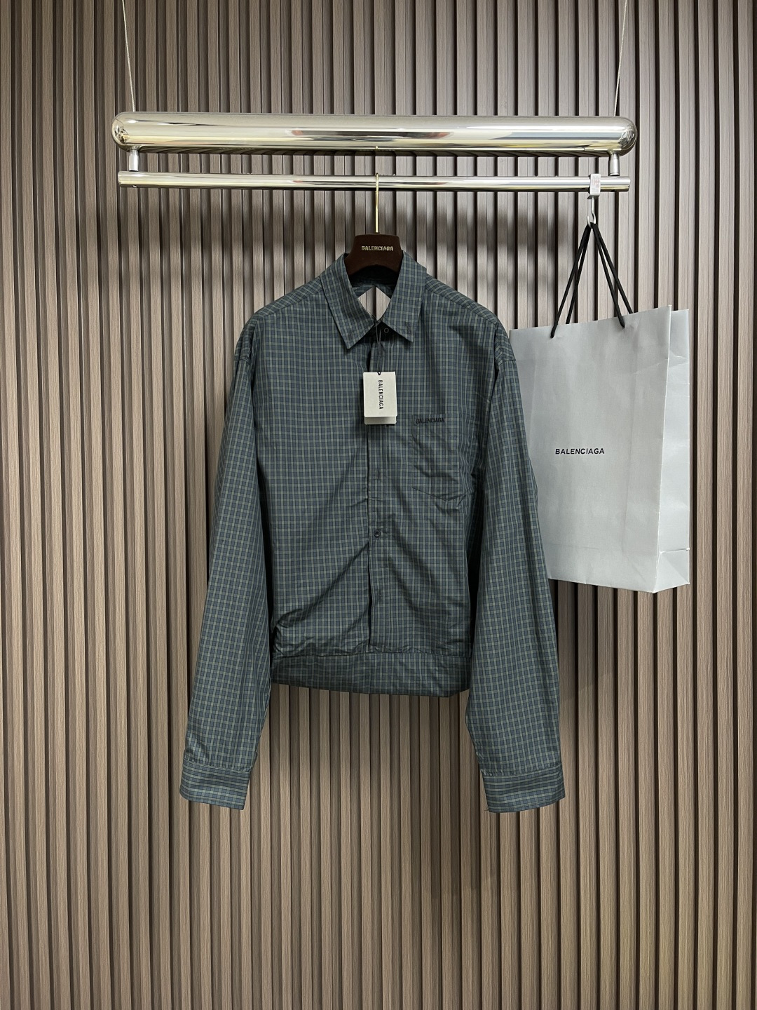 NO:130363,Balenciaga 2025SS Spring and Summer New Style Showcase Bag, Special Design Shirt Style Shoubao, External Knitted Plaid Fabric, Long Sleeve Sleeve Embellishment, Leather Inner Inner Metal Zipper Pocket.,,Balenciaga, Satchels, Alexander Wang19860909balenciaga 2025SS春夏新款 走秀款包包、特殊设计衬衣样式挎包、外部针织格纹面料、长袖衣袖点缀 内里皮质内里 金属拉链口袋.,,balenciaga,satchels,alexander wang,Men's clothing