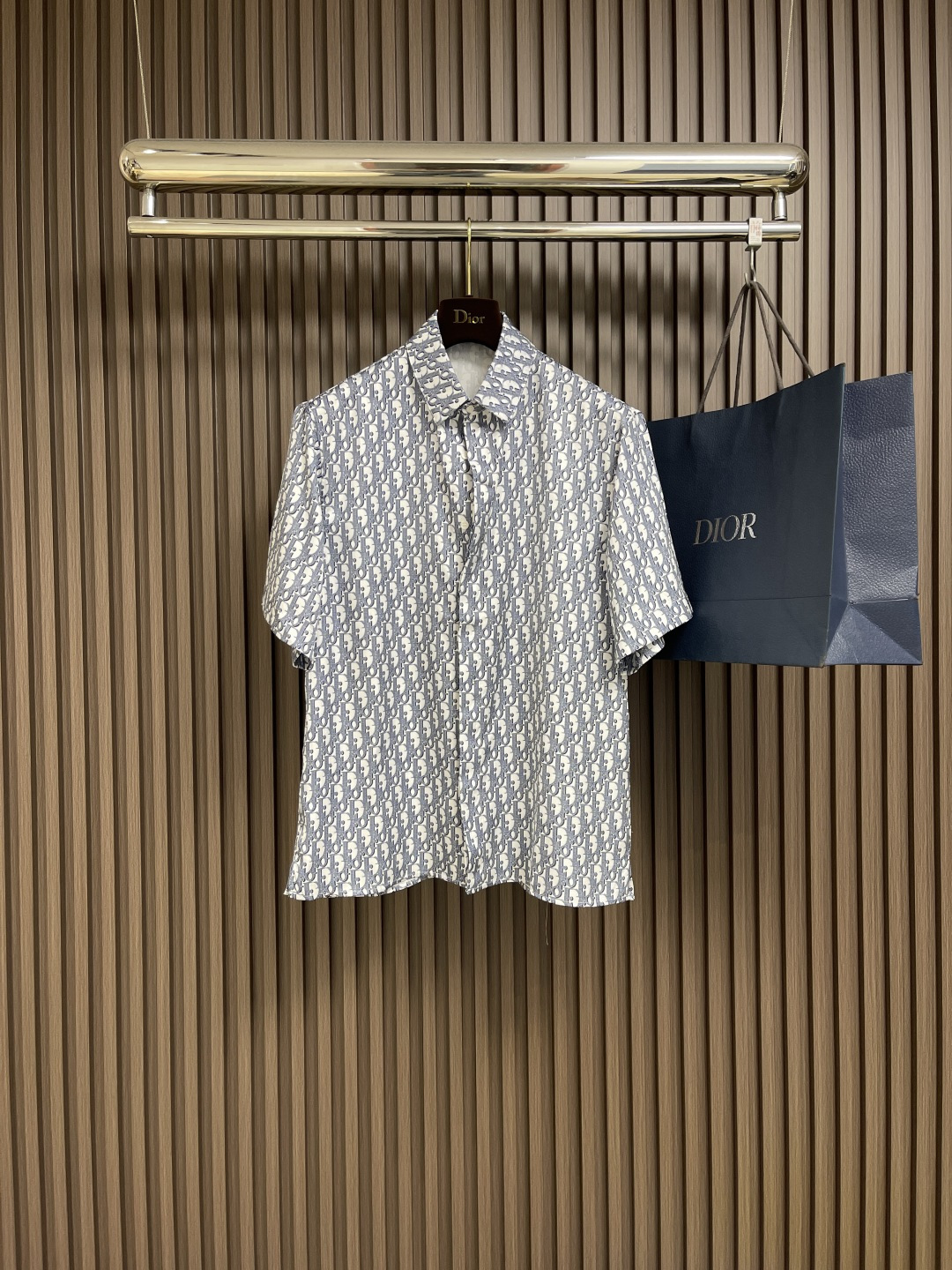 NO:130377,Dior 2025SS new full-print presbyterian short-sleeved shirt, this village shirt is decorated with classic oblique print. It is carefully crafted from white and blue mulberry silk twill fabric, paired with a wolve collar to show a casual style. Size S-XL 39-40-41-42,,dior,shirts,T-shirt,alexander wang19860909Dior 2025SS新款满印老花短袖衬衫,这款村衫饰以经典的oblique印花.采用白色和蓝色桑蚕丝斜纹面料精心制作,搭配驳领,彰显休闲风范.尺码S-XL 39-40-41-42,,dior,shirts,T-shirt,alexander wang,Men's clothing