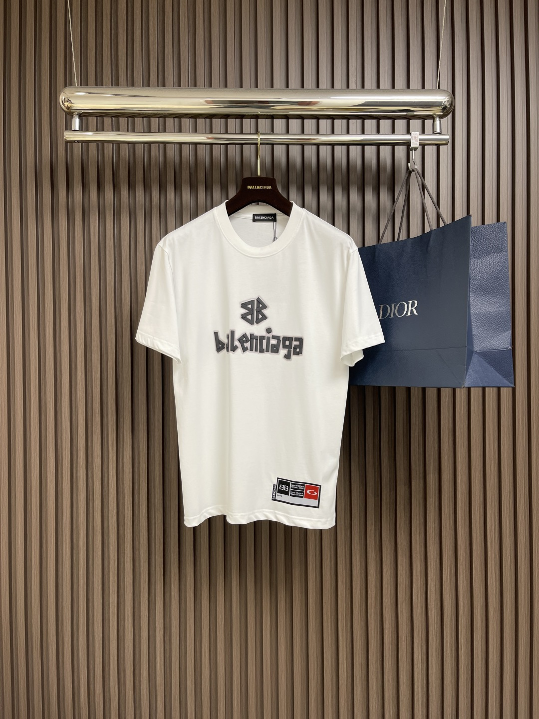 NO:130357,Balenciaga three-dimensional stylist logo short-sleeved T-shirt unique fashionable and creative graffiti pattern casual and loose fit suitable for all body shapes, whitening and slimming on the upper body Customized 40 double yarn fabrics Soft and comfortable to touch, same style for men and women. Size XS-L,,balenciaga, T-shirt,tees, t-shirt,alexander wang19860909Balenciaga 立体贴布字母logo短袖T恤 独具时尚创意的涂鸦图案 休闲宽松版型 适合各种身材 上身显白显瘦 定制40支双纱面料 手感柔软舒适 男女同款.尺码XS-L,,balenciaga,T-shirt,tees，t-shirt,alexander wang,Men's clothing