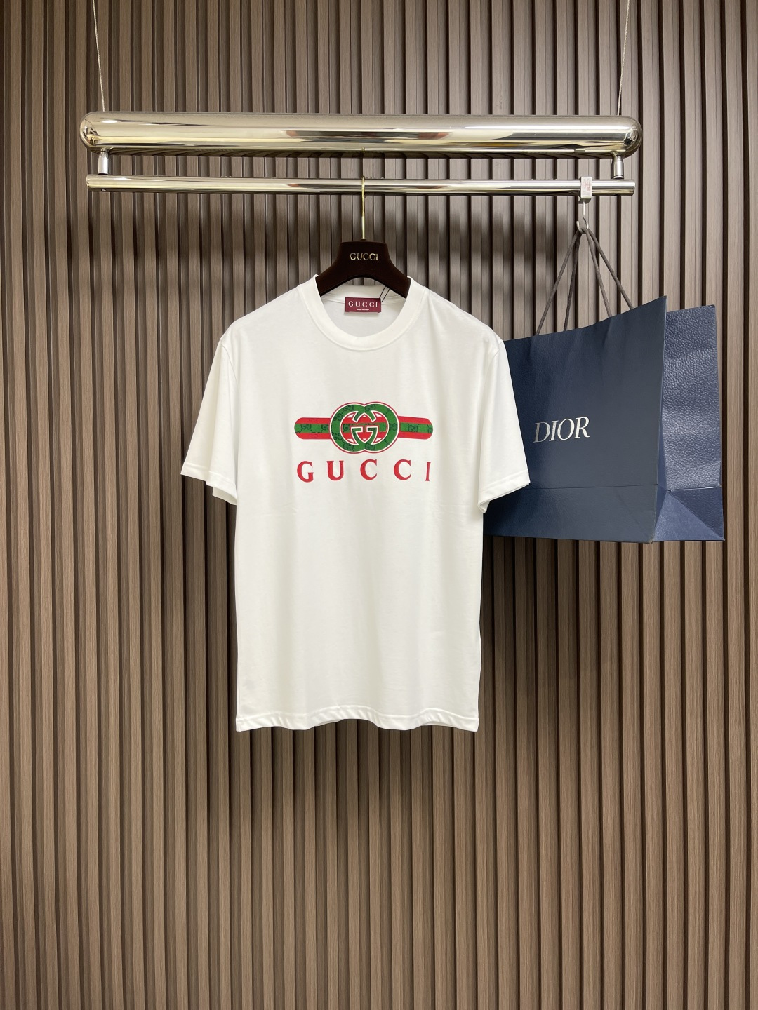 NO:130350,GUCCI 2025SS spring and summer new round neck short-sleeved T-shirt, with double G letter logo pattern on the chest, classic and eye-catching, same style for men and women, easy to match couple outfits. The fabric is comfortable and looks good no matter how you wear it. Size XS-L, gucci, T-shirt, tees, t-shirt, alexander wang19860909GUCCI 2025SS春夏新款圆领短袖t恤,胸前贴布互扣双g字母logo图案,经典又吸睛,男女同款,轻松搭出情侣装.面料舒适,怎么穿都好看.尺码XS-L,,gucci,T-shirt,tees，t-shirt,alexander wang,Men's clothing