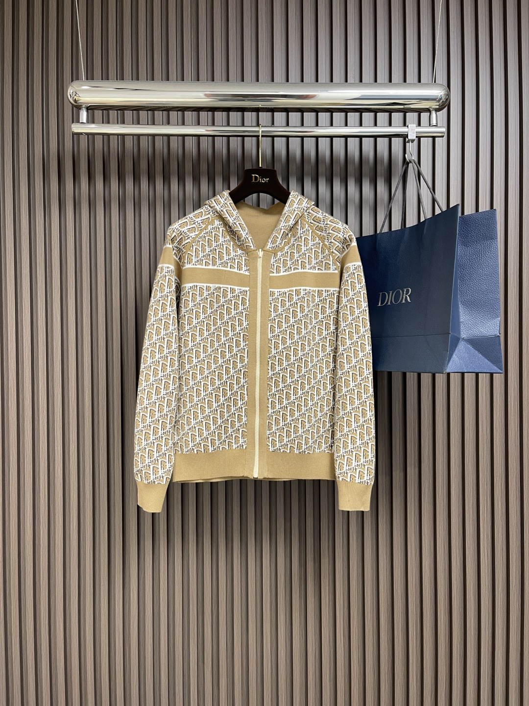 NO:130369,Dior 2025ss Early Spring New Double-Side Jacquard Letter Knit Cardigan Hooded Jacket This hooded knit cardigan is wearable on both sides. It is a casual iconic item, carefully crafted from cotton-blend wool tech fabric, double-sided design, creating a delicate and fashionable look!  Size S-XL, Dior, Jackets & coats, Hats, Alexander wang19860909Dior 2025ss早春新款双面穿提花字母针织开衫连帽外套 这款连帽针织开衫是两面都可穿的,是一款休闲的标志性单品,采用棉质混纺毛圈科技面料精心制作,双面设计,打造精致时尚造型！尺码S-XL,,dior,jackets & coats,hats,alexander wang,Men's clothing