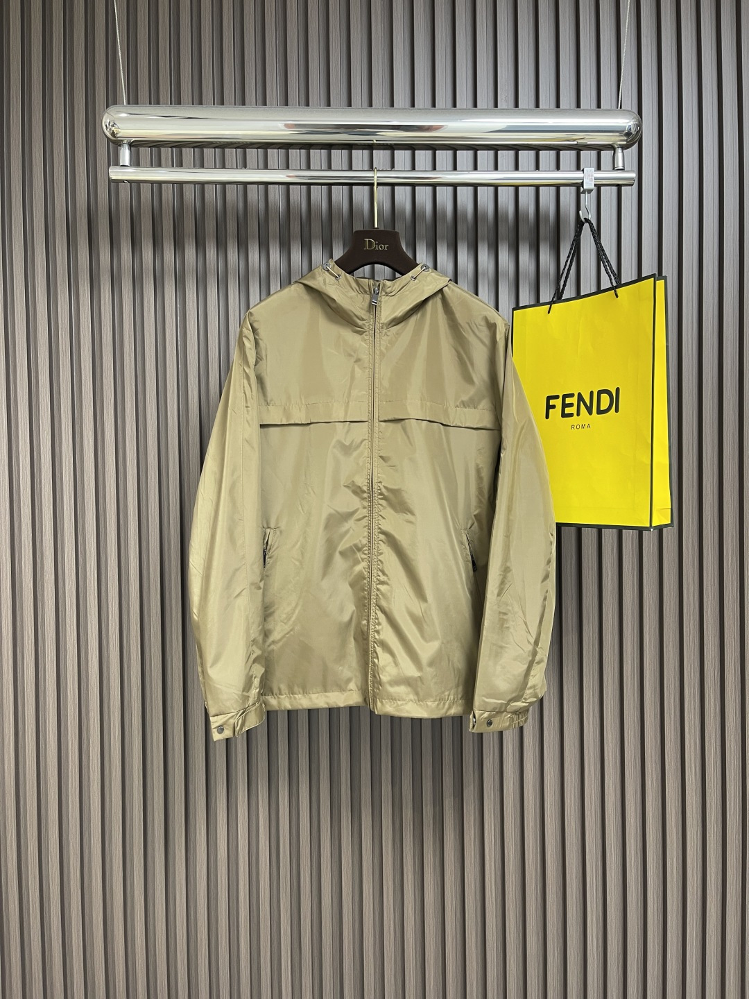 NO:130374,The zegna SS early spring new hooded jacket, a jacket with a classic design and great appearance, and the quality is even more unscrupulous. You can buy it directly, which is not to be mistaken for high-end products! Through the detailed pictures, you can feel its powerful aura, and the warm-concentration effect is significant, so you don’t have to worry about the chill at all! It is both fashionable and functional, and the whole style looks more luxurious and elegant! Size S-XL, Jackets & coats, Jackets & coats, Hats, Alexander wang19860909zegna SS早春新款连帽夹克外套,经典设计感与颜值爆棚的外套,品质更是无法挑剔品控可以直接入手,不容过错的高端臻品！通过细节图片便可感受到它强悍的气场,聚温保暖效果显著,完全不用担心会有一点寒意！时尚与功能性兼备,整款显得更加的奢华大气！尺码S-XL,,jackets & coats,jackets & coats,hats,alexander wang,Men's clothing