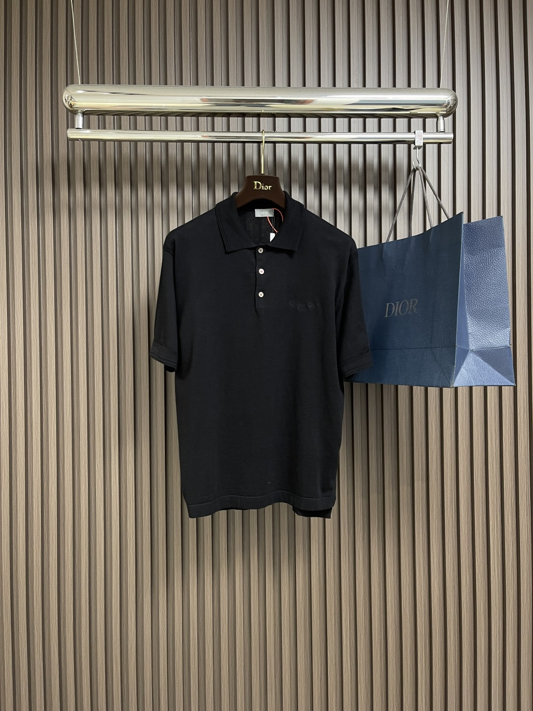 NO:130360,Dior knitted embroidery POLO shirt, custom made 60 ultra-fine cashmere fine cotton, decorated with the same tone of cistian couture embroidery as the essence. The ingenious encounter between sweaters and shirts interprets the perfect symphony of simplicity and classics. Gubo craft, a process of forming a raised effect on the surface of knitted fabrics, forms obvious raised stripes on the surface of the fabric through special weaving technology, and a process of creating concave and convex patterns through clever interweaving of warp and weft threads, forming three-dimensional patterns. Three-dimensional seam seams are used. It uses specific sewing methods at the joints to make the clothes appear more three-dimensional and fit the body, and the workmanship is complicated and complicated. Size S-XL, dior, sweaters, alexander wang19860909Dior 针织刺绣POLO衫,定制60支超细羊绒精棉,饰以同色调cistian couture刺绣为精髓,毛衣与衫的巧妙邂逅 演绎着简约与经典的完美交响.谷波工艺,一种在针织物表面形成凸起效应的工艺,通过特殊的编织技术在织物表面形成明显的凸起条纹,提花工艺,一种通过经线和纬线巧妙交织,创造出凹凸有致的花纹的工艺,形成立体感强的花纹,采用接缝立体缝线,它通过在接缝处使用特定的缝纫方法,使衣物呈现出更加立体和贴合身体的效果,做工繁琐复杂.尺码S-XL,,dior,sweaters,alexander wang,Men's clothing