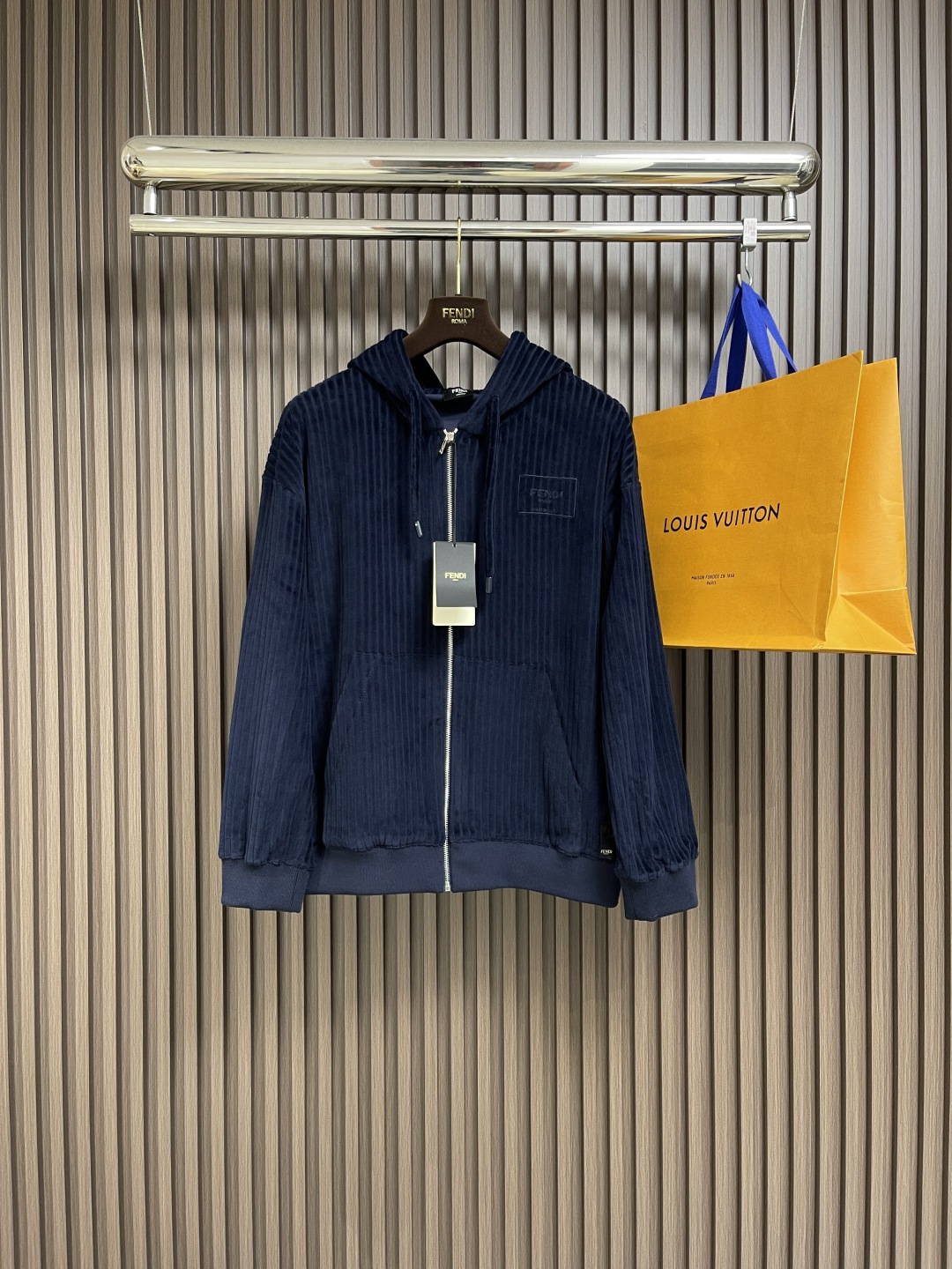 NO:130365,Top P fendi logo embroidered corduroy casual jacket trousers set uses custom corduroy fabric, with obvious vertical stripes on the surface, soft and three-dimensional, and is warm and durable. It has strong color expressiveness, and comes with a retro and fashionable temperament craftsmanship and details. It naturally fits the body through precise tailoring hoods, which is more harmonious and beautiful. It is matched with drawstrings to adjust elasticity and tightness. The chest has a fendi roma embroidery of the same color, which is both low-key and has a brand recognition. The cuffs and hem are woven by a round rib knitting machine. The elastic ribs are woven by a round rib knitting machine. It has high elasticity and softness to make it better fit the skin, providing a comfortable wearing experience and sports needs. Customized auxiliary materials, complete three standards, the same style for men and women!  Washing method is recommended to dry cleaning or cold water on the reverse side to machine wash separately. Size S-XL, fendi, jackets & coats, hats, alexander wang19860909上衣 裤子P fendi 徽标刺绣灯芯绒休闲外套卫裤套装 采用定制灯芯绒面料,表面有明显得到纵向条纹,触感柔软且富有立体感,同时又具有保暖性和耐用性,色彩表现力强,自带复古时尚的气质工艺与细节,通过精准的剪裁兜帽自然地与衣身契合,更具协调感和美感,搭配抽绳调节松紧,胸口有同色系的fendi roma字样刺绣,既低调又不失品牌的辨识度.袖口和下摆运用圆机罗纹针织机编织而成的弹力罗纹,高弹性,柔软性使其更好贴合皮肤,提供舒适的穿着体验和运动需求,定制辅料,三标齐全,男女同款！洗涤方式建议干洗或反面冷水单独快速机洗. 尺码S-XL,,fendi,jackets & coats,hats,alexander wang,Men's clothing