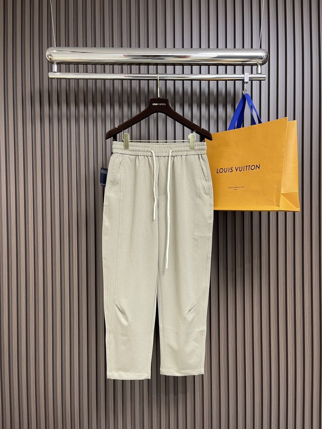 NO:130367,Prada 2025SS early spring new spliced ​​straight-leg pants have become the new favorite of trendy experts with its unique design and comfortable wearing experience. The pants are spliced, cleverly blended with different materials or colors to show a unique sense of fashion. The straight-leg pants are smoothly cut, which not only modify the leg shape but also retains enough space for movement. Both men and women can easily control it, showing the charm of personality. The fabric is made of high-quality blended materials, soft and skin-friendly, and has good breathability. Even if worn for a long time, it can be kept dry and comfortable. Details are exquisitely processed, such as exquisite stitching and practical pocket design, all reflecting ingenuity. Whether it is daily travel, casual gatherings or light sports, this spliced ​​straight-leg pants can become your ideal choice, allowing you to wander freely between fashion and comfort and lead the new trend. Size XS-L,, prada, alexander wang19860909Prada 2025SS早春新款拼接直筒裤,以其独特的设计与舒适的穿着体验,成为潮流达人的新宠.裤子采用拼接设计,将不同材质或色彩巧妙融合,展现出别具一格的时尚感.直筒版型剪裁流畅,既修饰腿型又保留足够的活动空间,无论男女都能轻松驾驭,彰显个性魅力.面料选用优质混纺材料,柔软亲肤,透气性好,即便长时间穿着也能保持干爽舒适.细节处理精致,如精致的缝线、实用的口袋设计,无不体现出匠心独运.无论是日常出行、休闲聚会还是轻度运动,这款拼接直筒裤都能成为你的理想选择,让你在时尚与舒适间自由游走,引领潮流新风尚.尺码XS-L,,prada,alexander wang,Men's clothing