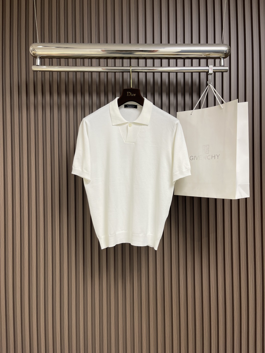 NO:130364,zegna 2025ss Early Spring New Men's Striped Jacquard Knitted Short-Sleeved POLO, the texture is warm, the touch is soft and delicate, but the shape is straight and stylish!  Details, extreme luxury…perfectly interpret high-quality quality. Customized original hardware. Size M-3XL, zegna, T-shirt, alexander wang19860909zegna 杰尼亚 2025ss早春新品男士条纹提花针织短袖POLO,质地保暖,触感又柔软细腻、但型态又笔挺有型！细节、奢华极致…完美演绎高品质品相.客供定制原版五金 .尺码M-3XL,,zegna,T-shirt,alexander wang,Men's clothing