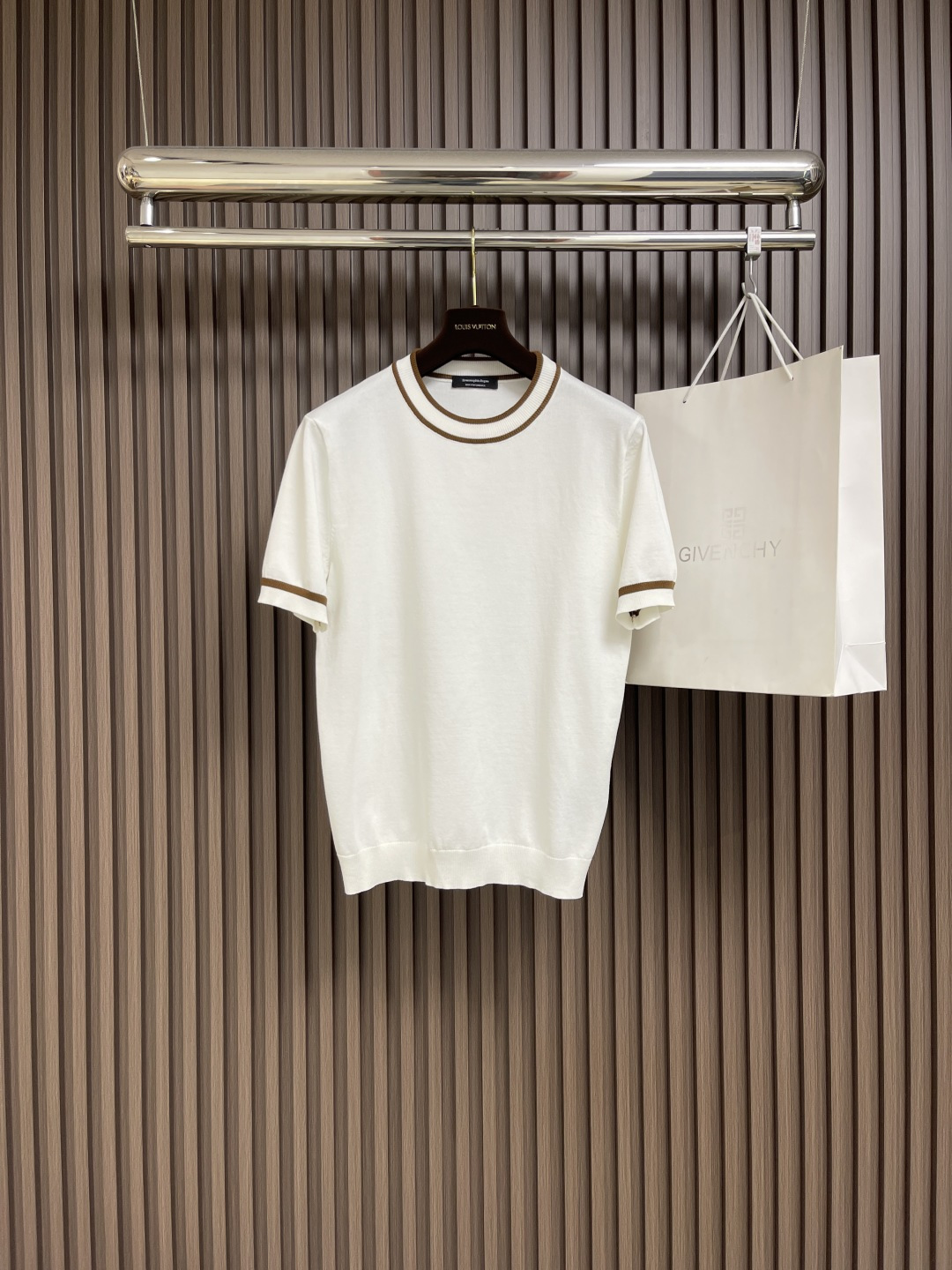 NO:130361,Zegna 2025ss new knitted short-sleeved T-shirt, real Tens Ilit knitted fabric!  Breathable fabric, soft to the touch.  Comfortable and luxurious!  Level exquisite car line.  Fine workmanship.  The upper body effect is invincible and handsome. Size M-3XL, T-shirt,tees, t-shirt,alexander wang19860909Zegna 2025ss新款针织短袖T恤,真正天丝伊力特针织面料！会呼吸的面料,手感柔软．穿着舒适,奢华极致！级别精致车线．做工精细．上身效果无敌帅气.尺码M-3XL,,T-shirt,tees，t-shirt,alexander wang,Men's clothing