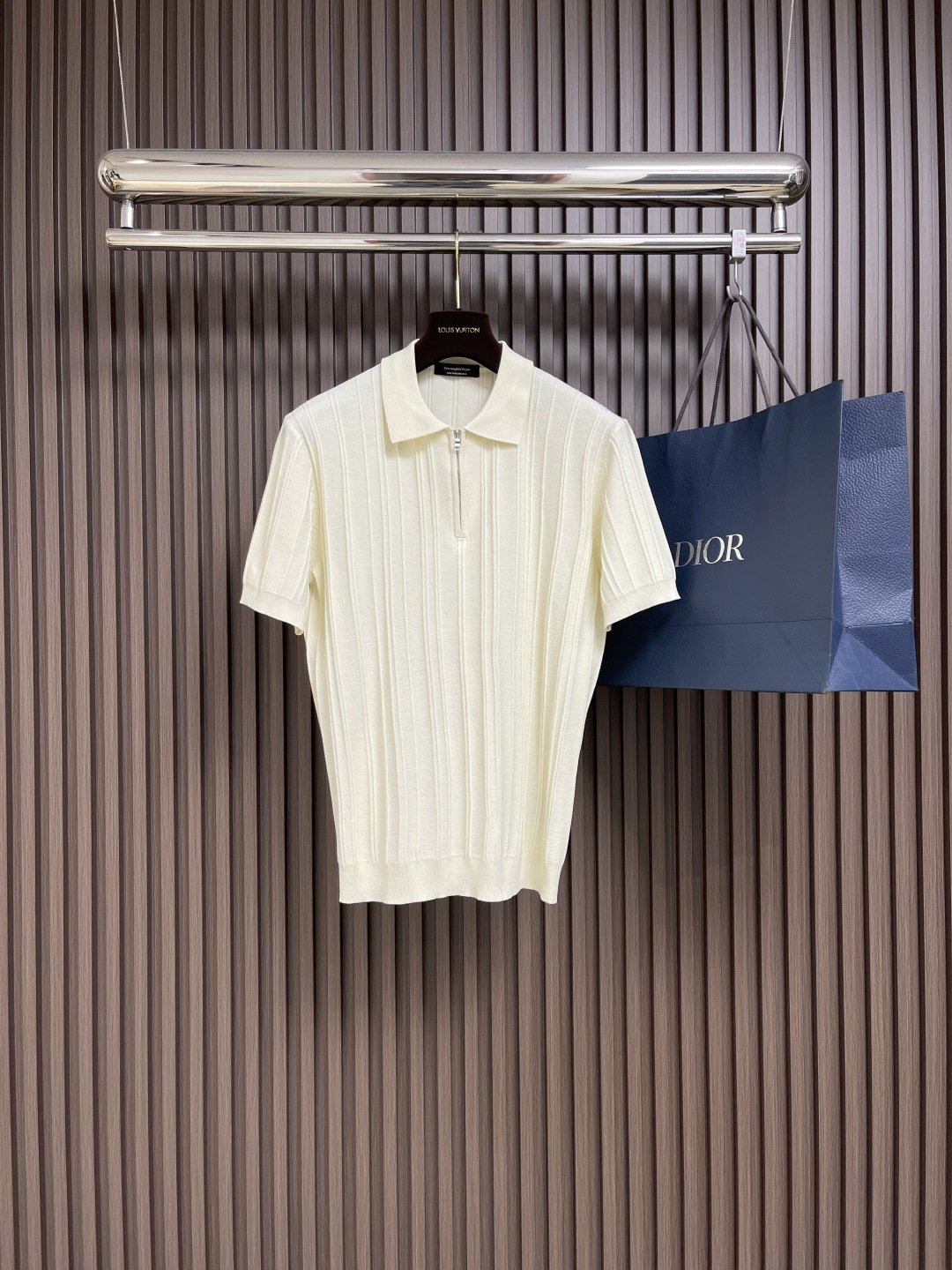 NO:130340,Zegna 2025ss early spring fashion men's short-sleeved knitted polo shirt, a very star-level item, with extremely high appearance, both atmospheric and connotation, full of details, fully reflecting the brand's low-key and luxurious style, the overall visual is full of vitality and youthfulness, and the upper body is full of temperament!  Size M-3XL, T-shirt,alexander wang19860909zegna 2025ss早春时装款男士短袖针织polo衫,非常明星级的一款单品,颜值度极高,即大气又有内涵,细节感满满,充分体现了品牌低调且奢华的风格,整体的视觉充满活力和年轻态,上身满满的气质！尺码M-3XL,,T-shirt,alexander wang,Men's clothing