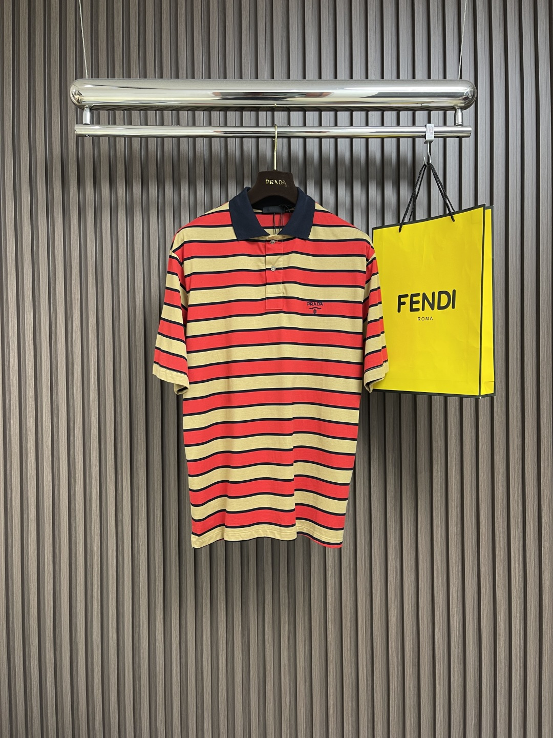NO:130382,Prada striped lapel embroidered polo shirt is woven with 60 mercerated double strands, and the fabric weighs 190 grams. It is light and breathable. It is very suitable for summer outfits. The striped color scheme reflects the refreshing summer. The thread uses 1*1 mercerated cotton, and the original color is 1:1 fixed dyeing and restore the color. The embroidery uses 3D three-dimensional embroidery technology to perfectly restore. The overall thread is straight and delicate, the fabric is comfortable and soft, and the color is consistent and there is no color difference. It can be matched with the same style to create a fashionable look. It can be customized for various occasions, customize auxiliary materials, complete three standards, and the same style for men and women!  Size S-M-L, prada, alexander wang19860909prada 条纹翻领刺绣polo衫,采用60支丝光双股织出,面料克重为190克 轻薄透气非常适合夏日穿搭条纹配色体现出夏日清爽.螺纹采用1*1丝光棉,定染宝蓝色原版1:1定染还原配色.刺绣采用3d立体刺绣工艺,完美还原.整体走线平直细腻,面料舒适柔软,颜色一致无色差能与同款搭配营造时尚造型,驾驭各种场合,定制辅料,三标齐全,男女同款！尺码S-M-L,,prada,alexander wang,Men's clothing