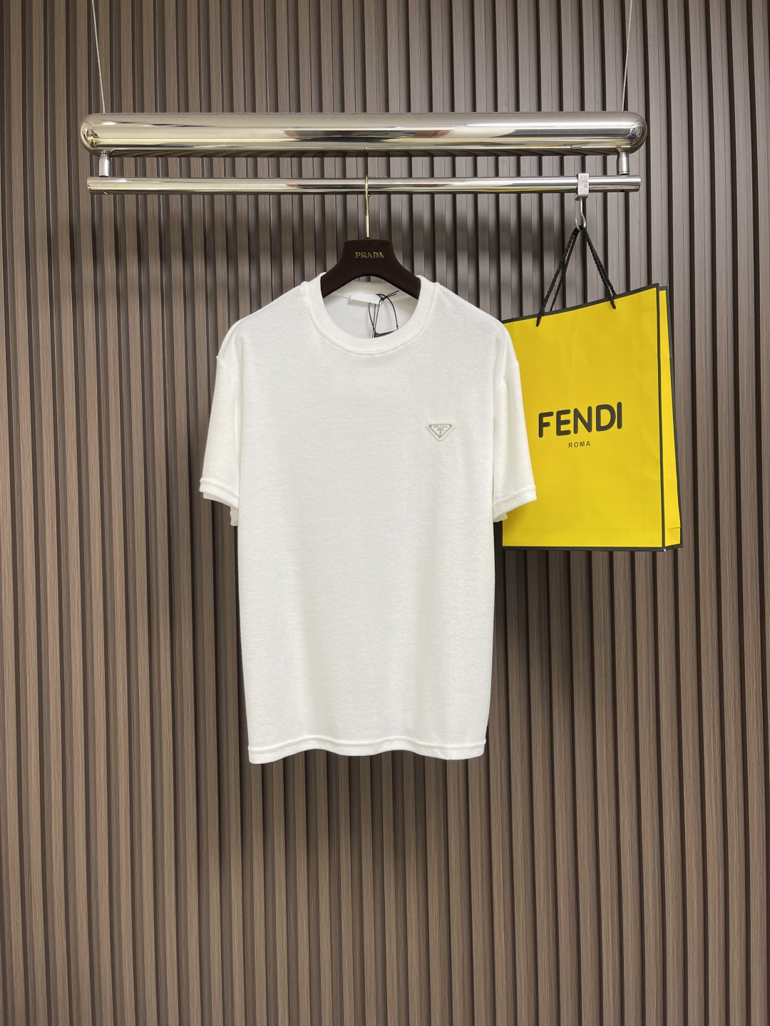 NO:130373,Prada terry-cut short-sleeved T-shirt with 60 soft cotton plain-patterned composite 26 smooth cotton. After washing the laundry, the weight is 230 grams. The 26 cool cotton is the bottom fabric and can effectively experience the refreshing feeling when it comes into contact with the skin. The leather mark is made of double-layer composite soft cowhide, and the facial enamel plating engraving. The original 1:1 imported nylon material is developed for the washing trademark. The overall wiring is straight and delicate, the fabric is comfortable and soft, and the color is consistent and there is no color difference. It can be matched with the same style to create a fashionable look, and control various occasions, customize auxiliary materials, complete three standards, the same style for men and women!  Size S-M-L, prada, T-shirt,tees, t-shirt,cowhide,alexander wang19860909prada 毛巾布三角标短袖T恤,采用60支柔棉平纹复合26支爽滑棉,成衣洗水后克重为230克,26支爽棉为底部面料与肌肤接触时可有效体验到清爽的感觉.皮标采用头层软牛皮双层复合定制而成,面部珐琅电镀刻字.洗水商标原版1:1进口尼龙材料开发.整体走线平直细腻,面料舒适柔软,颜色一致无色差 能与同款搭配营造时尚造型,驾驭各种场合,定制辅料,三标齐全,男女同款！尺码S-M-L,,prada,T-shirt,tees，t-shirt,cowhide,alexander wang,Men's clothing