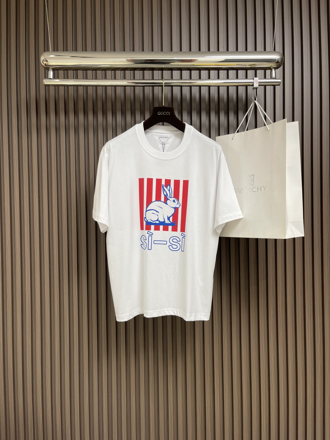 NO:130385,bv Big White Rabbit printed si-si short-sleeved T-shirt, using 15s fine cotton plain patterns. Fine cotton fabrics usually have good moisture absorption, breathability, warmth and wear resistance, and are also soft and smooth. Si-si printing pattern, penetration printing process is characterized by that the printing color paste can penetrate into the fibers of the fabric, not just adhere to the surface, thus giving the pattern a higher fastness and a more natural and soft visual effect. The color paste is evenly applied to the fabric through the screen. During the printing process, the amount of color paste and the pressure need to be controlled to ensure the clarity and permeability of the pattern. Size XS-L, bottega veneta, T-shirt,tees, t-shirt, alexander wang19860909bv 大白兔印花si-si短袖t恤,采用15s精棉平纹,精棉面料通常具有较好的吸湿性、透气性、保暖性和耐磨性,同时也比较柔软和光滑,si-si印花图案,渗透印花工艺工艺的特点在于,印花色浆能够渗透到面料的纤维内部,而不仅仅是附着在表面,从而赋予图案更高的牢度和更加自然、柔和的视觉效果.通过网版将色浆均匀地施加到面料上,印花过程中需控制色浆的量和施加压力,以确保图案的清晰度和渗透性.尺码XS-L,,bottega veneta,T-shirt,tees，t-shirt,alexander wang,Men's clothing