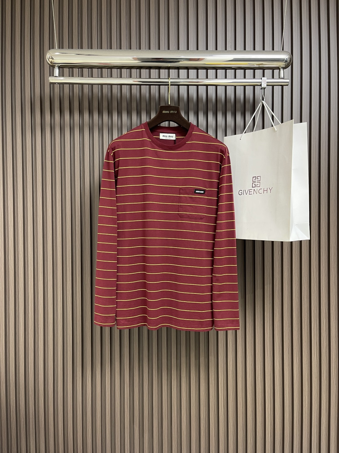NO:130387,Miumiu Ss Early Spring New Red Brown Striped Long Sleeve T-shirt Made of Plaid Cotton Striped Pattern Details Brand logo on the chest Long straight-tube style Ribbed neckline and hem Same style for men and women. Size S-M-L, Miumiu,tees, t-shirt,alexander wang19860909miumiu ss早春新款红棕条纹长袖T恤,采用平纹棉质面料制作 条纹图案细节 胸前饰有品牌标识贴布徽标 长款直筒版型 罗纹领口和下摆男女同款.尺码S-M-L,,miumiu,tees，t-shirt,alexander wang,Men's clothing