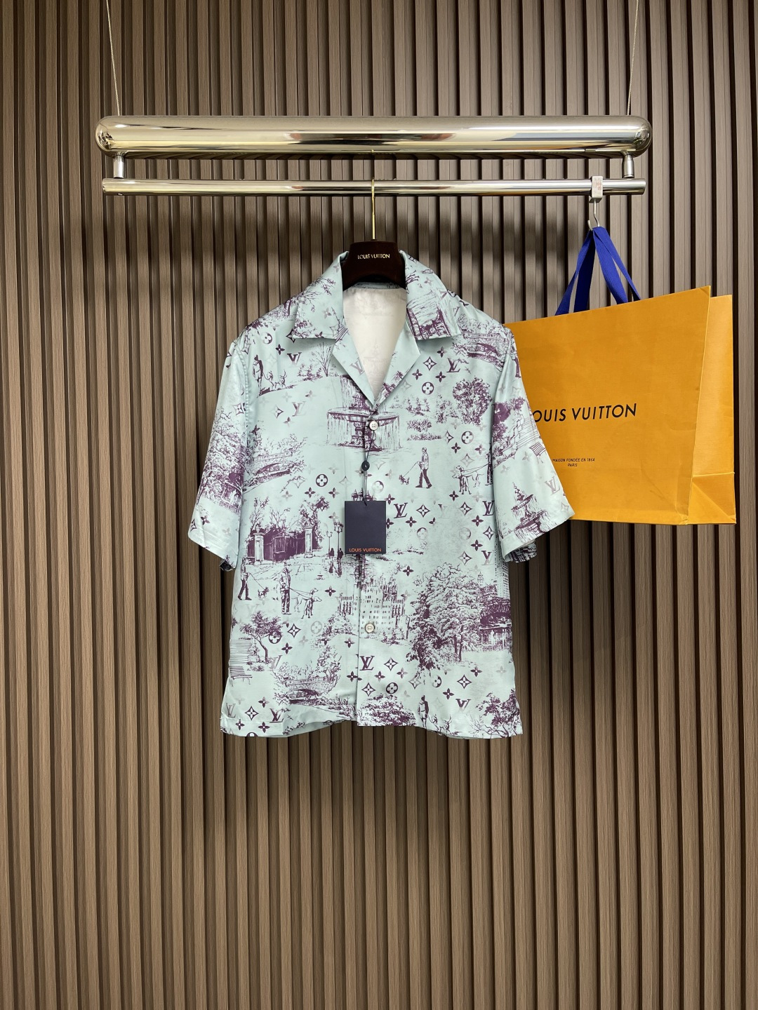 NO:130384,Top shorts P LV 2025ss new beach shortsleeved shirt shorts suit, immersed in vibrant colors, making it a good choice for winter vacation. Recycled nylon delicately depicts monogram city walk pattern, vividly placing dog walkers and monograms in the modern urban scene, realizing the renewal interpretation of traditional Juyi prints. Size S-XL,,louis vuitton, shorts,shirts,T-shirt,alexander wang19860909上衣 短裤P LV 2025ss新款沙滩短袖衬衫短裤套装,浸染活力色调,成就冬日避寒度假佳选.再生锦纶细腻描绘 monogram city walk 图案,将遛狗人与 monogram生动置于现代都市场景,实现传统茹伊印花的焕新演绎.尺码S-XL,,louis vuitton,shorts,shirts,T-shirt,alexander wang,Men's clothing