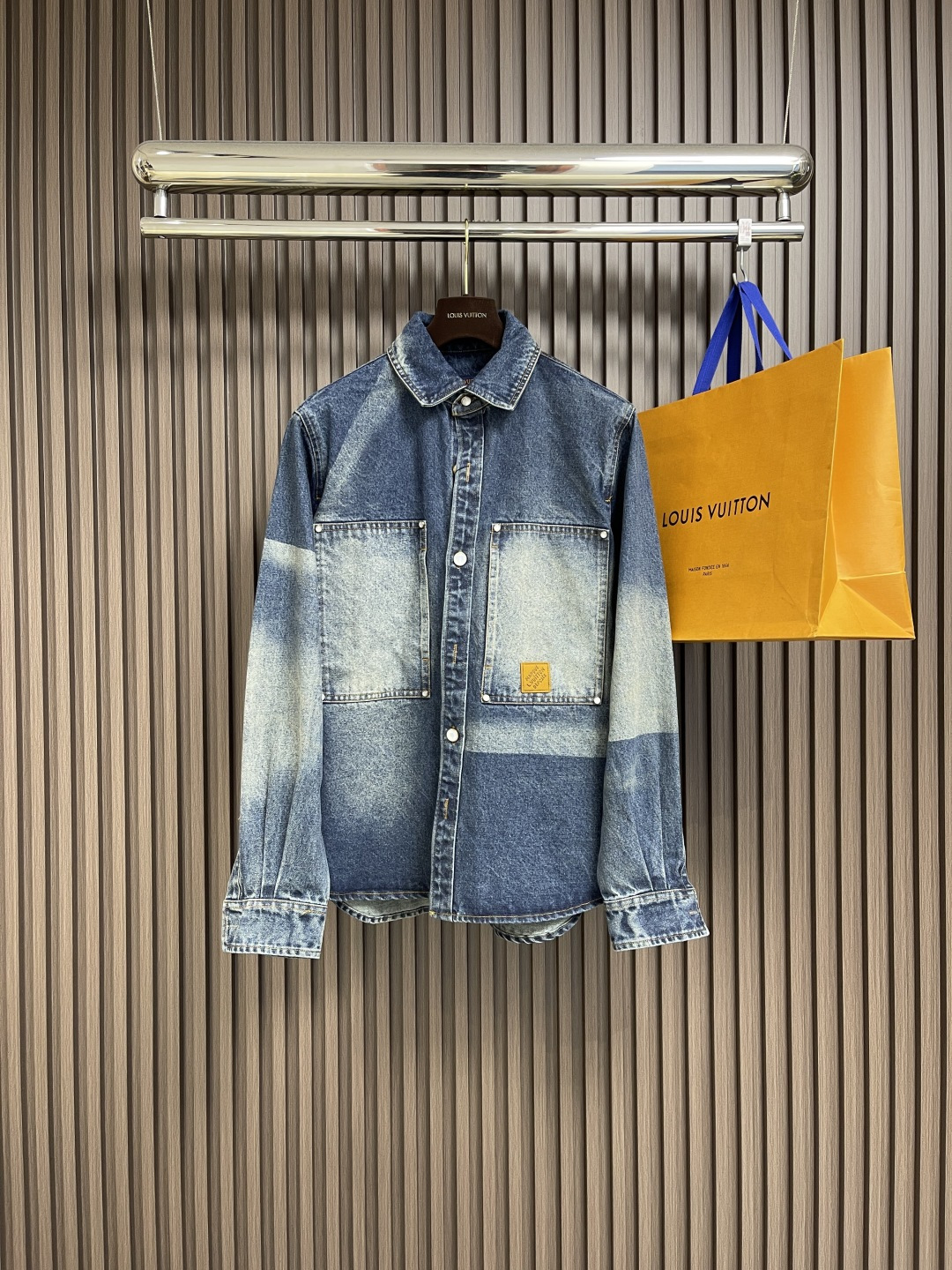 NO:130389,Jeans P LV Sun-fading effect Denim denim jacket Jeans suit, this workwear village shirt uses cotton denim to create a loose silhouette, making it appear in the spring and summer show with sun-fading effect. The left chest pocket embellishes marque Ivuitton deposee suede patches, pearlescent buttons and studs to show elegant atmosphere, which is suitable for the same style. Size S-XL,,louis vuitton, jeans, jackets & coats,alexander wang19860909牛仔衣 牛仔裤P LV 日晒褪色效果丹宁牛仔外套牛仔裤套装,本款工装村衫采用棉质丹宁布塑造宽松廓形,以日晒褪色效果亮相春夏秀场.左侧胸袋点缀 marque Ivuitton deposee 绒面贴饰,珠光纽扣和饰钉彰显雅致气息,与同款搭配相宜.尺码S-XL,,louis vuitton,jeans,jackets & coats,alexander wang,Men's clothing