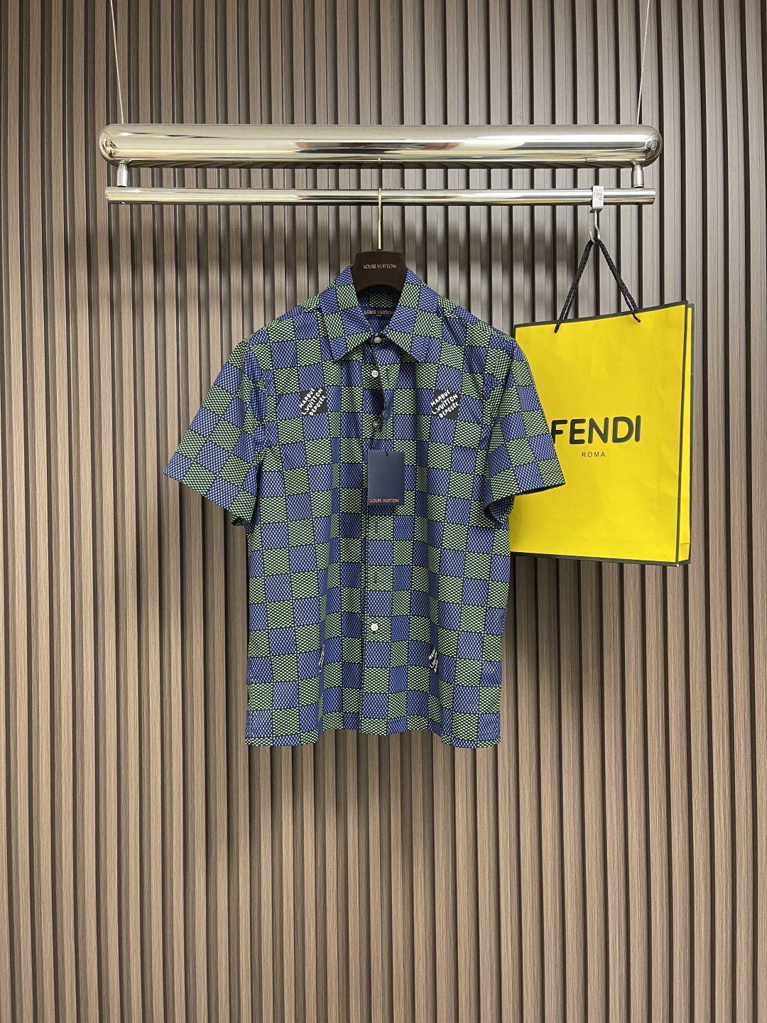 NO:130380,LV 2025SS new spring and summer series der checked short-sleeved shirt, interpreting classic checked patterns from a modern perspective, flipped and full-frame monogram pattern, craftsmanship engraved brand elements, light texture for easy storage, casual style, same style for men and women. Size S-XL,,louis vuitton,shirts,T-shirt,alexander wang19860909LV 2025SS新款春夏系列der 格纹短袖衬衫,以摩登视角诠释经典格纹、翻转即现全幅 monogram 图案、工致镂刻品牌元素、轻盈质地便于收纳、休闲版型、男女同款.尺码S-XL,,louis vuitton,shirts,T-shirt,alexander wang,Men's clothing