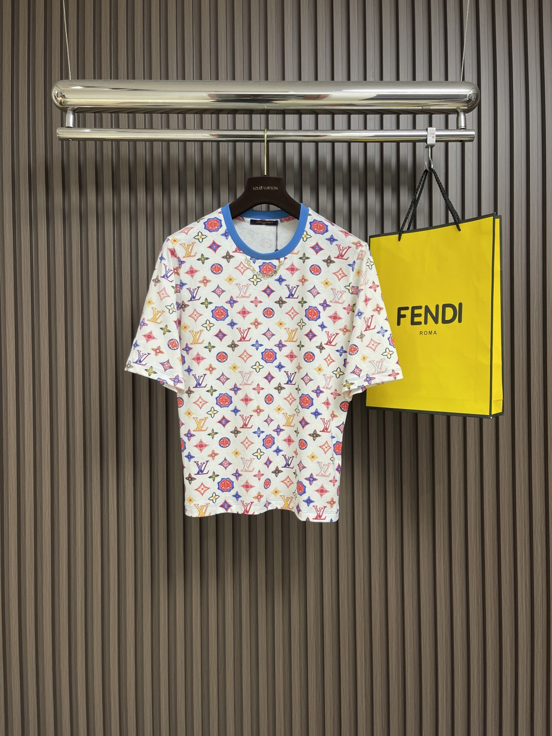 NO:130383,LV 2025ss new color jacquard round neck T-shirt, reinterpreted with the new design of this season's monogram pattern, playful and fashionable, full of modern and modern atmosphere. It is cut into a classic straight-fitting style with soft cotton knitted fabric, with bright contrasting ribbed round neck highlighting sporty style, embellishing the lv chain, adding a ray of modern charm. Size S-XL,,louis vuitton,tees, t-shirt,alexander wang19860909LV 2025ss新款彩色提花圆领t恤,以本季monogram图案新设计重新演绎,俏皮时尚,充满现代摩登气息.以柔软棉质针织面料剪裁成经典直身版型,罗纹圆领撞色鲜明,突显运动风尚,点缀 lv 链条,增添一缕现代韵致.尺码S-XL,,louis vuitton,tees，t-shirt,alexander wang,Men's clothing