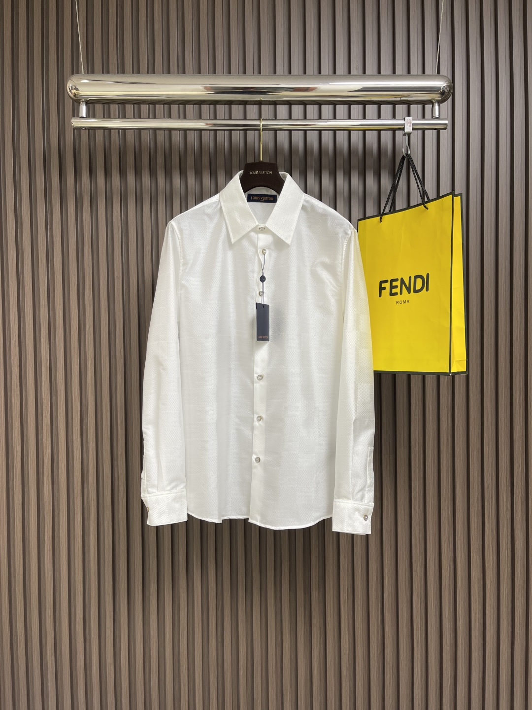 NO:130372,LV Ss new cotton long-sleeved shirt, full-frame damier jacquard to highlight the luster texture, suitable for matching with simple formal wear or styling damier pattern, implicitly revealing the brand style. Size S-XL, louis vuitton,shirts,alexander wang19860909LV ss新款棉质长袖衬衫,以全幅 damier提花烘托莹泽肌理,适宜搭配简约正装或铺陈 damier 图案的着装,含蓄展露品牌格调.尺码S-XL,,louis vuitton,shirts,alexander wang,Men's clothing