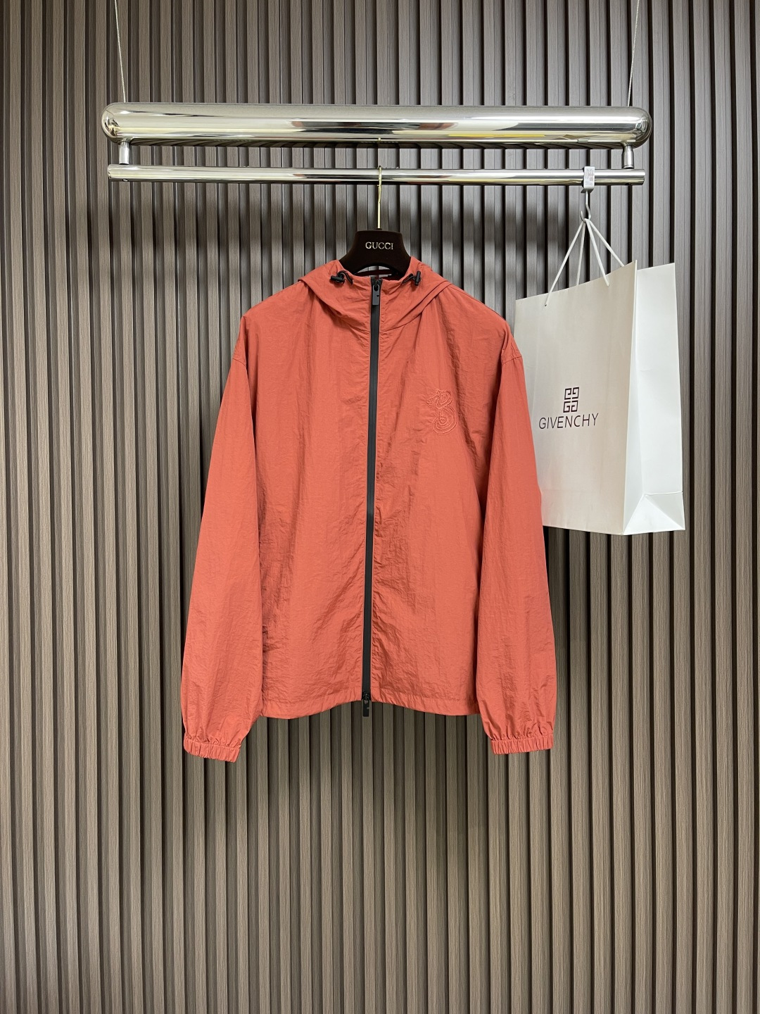 NO:130401,Burberry New Year's New Year's Snake Year's Nylon Cotton Jacket, made of nylon cotton grosgrain fabric. It is refined in an Italian workshop and has a loose style. It embroidered with letter b pattern in the same color, praising the Chinese Year of the Snake. Size S-XL, burberry, jackets & coats, jackets & coats, alexander wang19860909Burberry 新禧贺岁蛇年尼龙棉质夹克外套,选用尼龙棉质罗缎面料打造.于意大利工坊精制而成,呈现宽松版型.点缀同色系字母b图案刺绣,礼赞中国蛇年.尺码S-XL,,burberry,jackets & coats,jackets & coats,alexander wang,Men's clothing