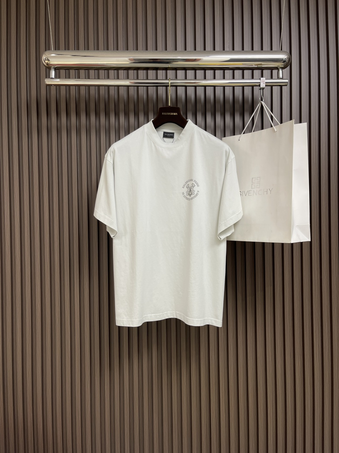 NO:130379,Balenciaga Key badge printed short-sleeved T-shirt, using fixed-woven and dyed pure cotton fabric, soft and comfortable to touch. The fixed-woven cross ribbed rib dyeing on the same cylinder ensures no color difference. The front and rear letter logo printing uses a special slurry printing process. Its characteristic is to use glue with high-performance stacking to print, so that a layered color is consistent and there is no color difference. The overall line is straight and delicate. It can be matched with the same style to create a fashionable look. It can be customized for various occasions, customized auxiliary materials, complete three standards, and the same style for men and women!  Size 0-1-2-3, ,balenciaga,T-shirt,tees,t-shirt,alexander wang19860909balenciaga 钥匙徽章印花短袖T恤,采用定织定染纯棉面料 手感柔软舒适 定织十字拉架罗纹对板同缸染色确保无色差 前后字母logo印花运用特种拉浆印花工艺 其特点是使用具有叠高性能的胶浆来印花 使印花图案上创造出一种层次感 颜色一致无色差 整体走线平直细腻 能与同款搭配营造时尚造型,驾驭各种场合,定制辅料,三标齐全,男女同款！尺码0-1-2-3,,balenciaga,T-shirt,tees，t-shirt,alexander wang,Men's clothing