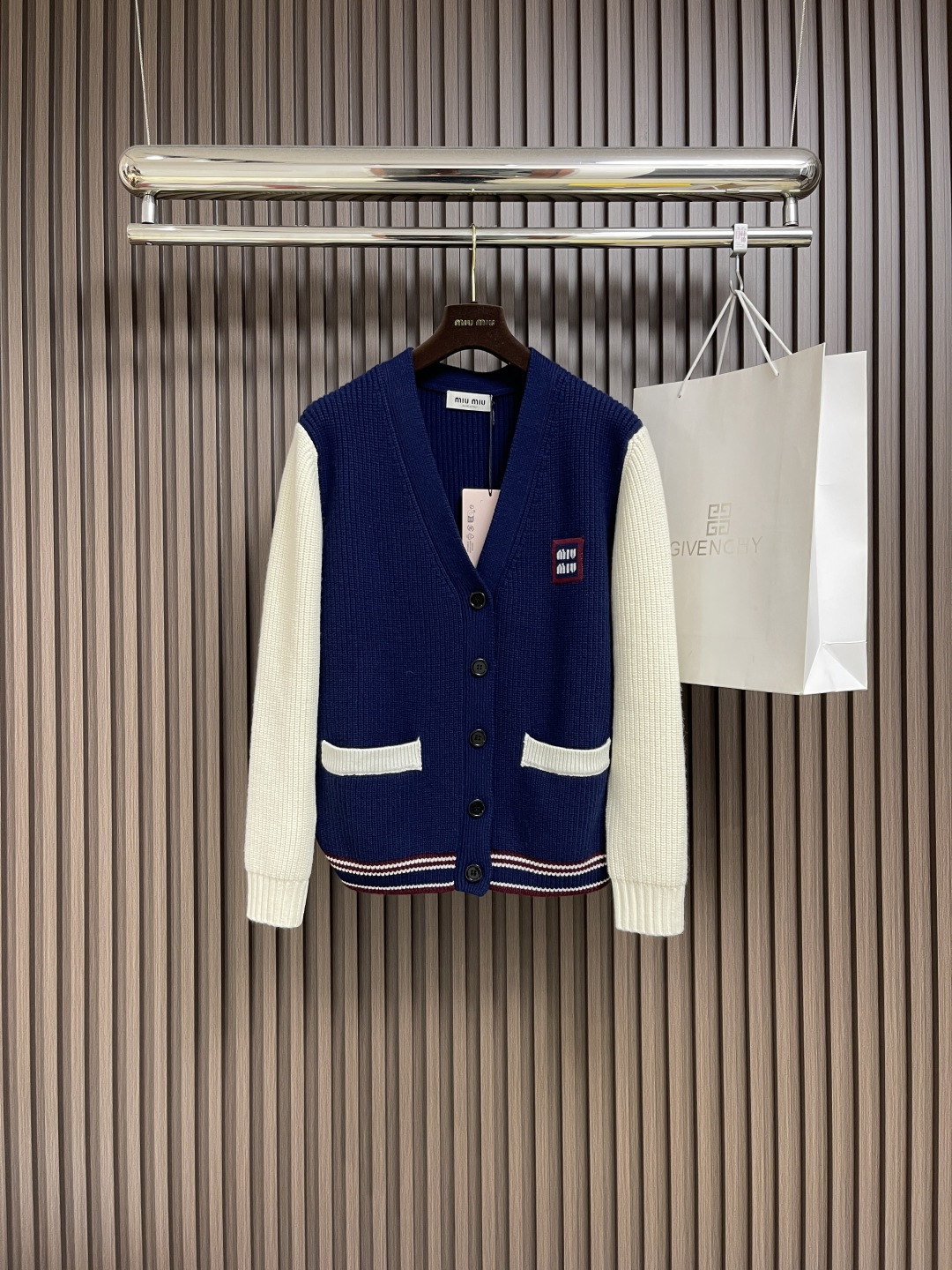 NO:130386,Miumiu S color-blocked knitted wool college style cardigan sweater, knitted with imported German machine, heel foot original custom yarn, wool ten cashmere weight is almost the same oversize style, matched with the miu miu embroidered logo, adding a unique charm to the iconic cardigan, this cardigan is inspired by tennis style, straight and stylish, creating a casual and exquisite style. Size S-XL,,miumiu,versace,sweaters,alexander wang19860909miumiu ss拼色针织毛线学院风开衫毛衣,采用德国进口机编织 跟足原版 定制纱线 绵羊毛十羊绒重量几乎一致oversize版型 搭配miu miu刺绣徽标 增添了一抹标志性的独特魅力 这款开衫来自网球风灵感 笔挺有型 打造休闲而精致的格调.尺码S-XL,,miumiu,versace,sweaters,alexander wang,Men's clothing