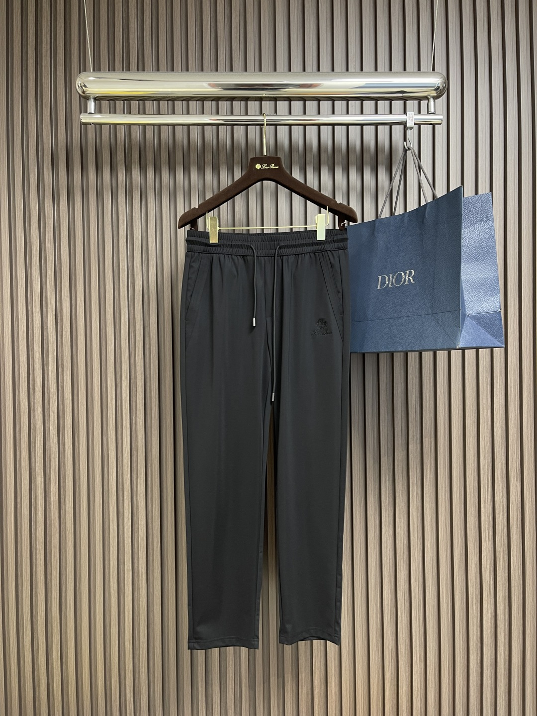 NO:130397,LP Loropiana 2025ss early spring new casual pants, customized original fabric, high-quality custom hardware accessories, special touch, super texture, comfortable, soft and breathable, casual and loose style, the first choice for essential items. Size M-3XL,,loro pigana,loro pigana,alexander wang19860909LP Loropiana 2025ss早春新款休闲裤,定制原版面料 高品质定制五金配件 皮肤特别手感、超级质感舒适柔软透气 休闲宽松版型 必备单品首选.尺码M-3XL,,loro piana,loro piana,alexander wang,Men's clothing