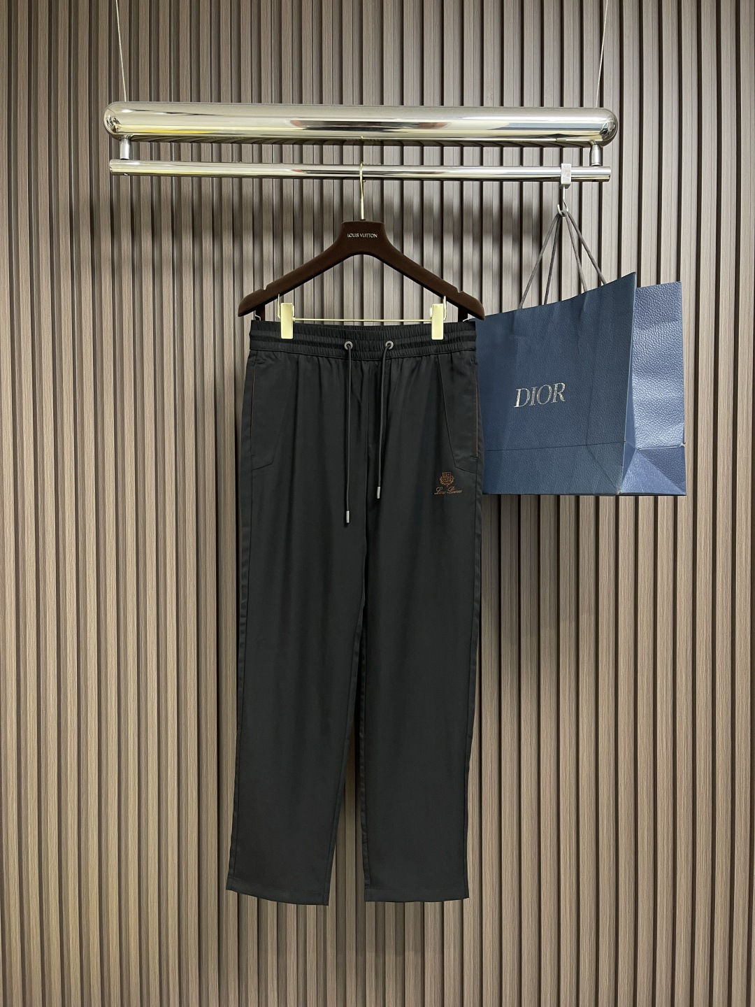 NO:130381,LP water-washed casual hardware logo casual pants, neat cut visible to the naked eye, straight slim-fit pants, fixed woven and dyed fabric!  Tight and neat wiring, custom hardware for customers and logo engraving, the upper body is not picky. Size M-3XL, loro piana, alexander wang19860909LP 水洗休闲五金标识休闲裤 肉眼可见的利落裁剪,直筒修身款裤型,定织定染布面！密实齐整走线,客供定制五金并有logo雕刻,上身不挑人.尺码M-3XL,,loro piana,alexander wang,Men's clothing