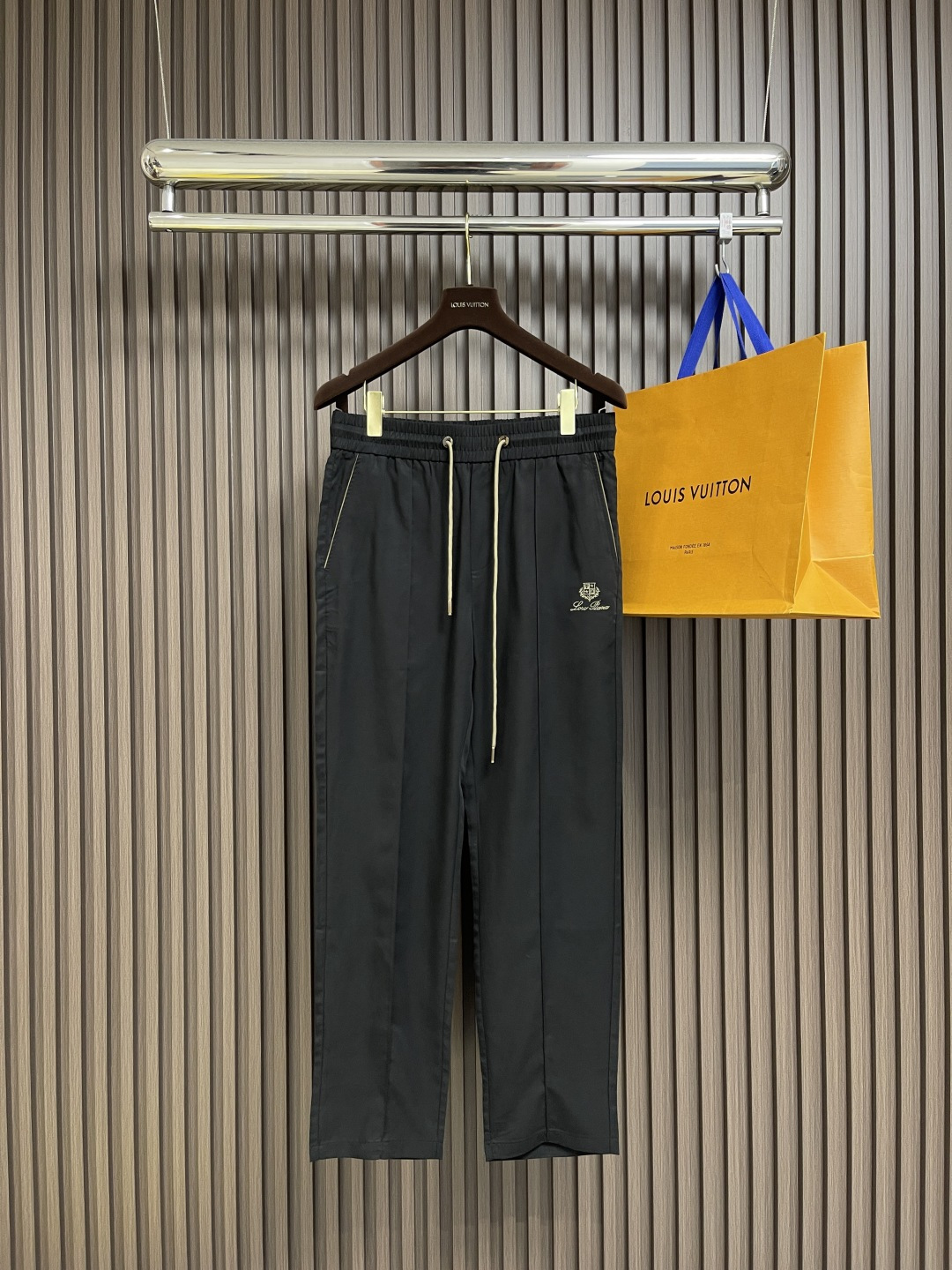 NO:130394,LP new spring and summer casual pants, customized fabric, breathable and comfortable, impeccable details, brand elements design concept, reflecting high quality. The feel is delicate and soft!  It is casually cut, with a great upper body style!  Size M-3XL, loro piana, alexander wang19860909LP 新款春夏休闲裤,定制面料 透气舒适度高,细节无可挑剔,品牌元素设计理念,体现高品质.手感细腻柔软！呈现休闲裁剪,上身版型超赞！尺码M-3XL,,loro piana,alexander wang,Men's clothing