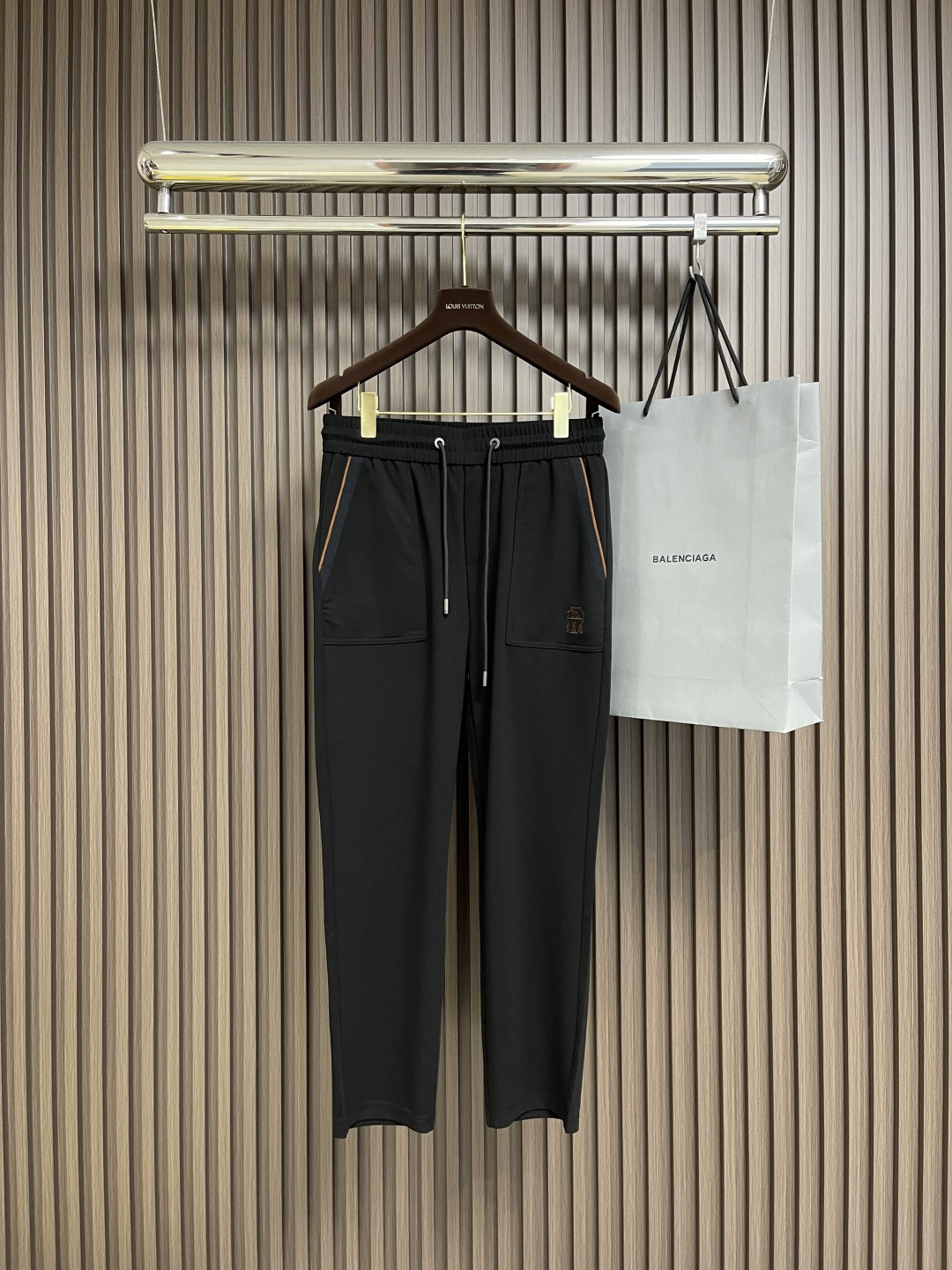 NO:130391,bc 2025SS early spring new casual pants, customer-supplied fabric has an excellent skin-friendly feel. Elastic waist straight-foot casual pants. Classic style. A practical style for business casual wear. Combined tailoring pocket webbing dots combined with logo embroidery. Low-key and detailed highlights. Loose and volume and practical drawstrings at the waist create a balanced elegance in comparison. The fabric is made of wood pulp bio-based fiber fabric. It has an excellent soft feel. It makes the upper body comfortable and breathable. It absorbs moisture and sweats while supporting a crisp drooping. Business casual can be matched well. Size M-3XL,,alexander wang19860909bc 2025SS早春新款休闲裤,客供面料有着极好的亲肤感 松紧腰直脚休闲裤 经典款 商务休闲都实穿的一款 合体的剪裁口袋织带点结合标志刺绣的点缀 低调而显细节亮点 宽松量感与腰部的实用抽绳,在对比中营造平衡的优雅 面料采用木浆生物基纤维面料 有着极好的柔软手感 让上身舒适透气 吸湿排汗的同时又能支撑挺括垂感 商务休闲都能很好搭配.尺码M-3XL,,alexander wang,Men's clothing