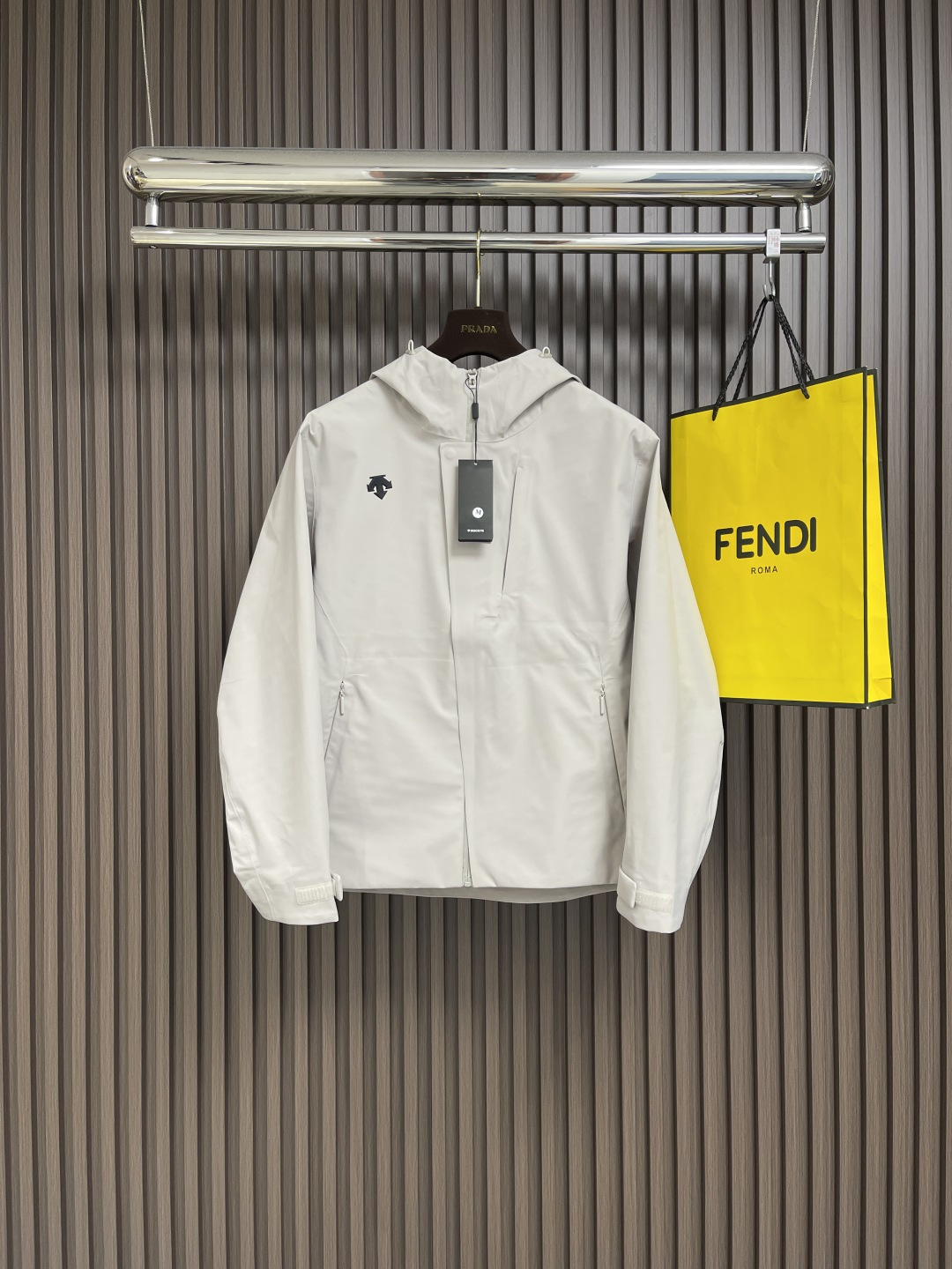 NO:132968,DESCENTE Spring new men's hooded jacket...surgeon jacket top! Three-dimensional sports slim-fitting cut! Splicing of the whole body! Very soft and soft! The wiring is smooth and exquisite. It is quick and simple. It is elastic on all sides, comfortable and breathable, and has excellent elasticity. The upper body is comfortable and soft and close, and is super soft and comfortable. This time the fabric is made of customer-supplied fabric, which has better color solidity and better elasticity. It cannot be described in the most gorgeous language! It can meet the needs of medium and high-intensity training and can also meet the needs of daily leisure! The simple and detailed fabric is extremely comfortable and soft, and the design makes people love it! Size M-5XL, Jackets & coats,hats,alexander wang19860909DESCENTE 迪桑特 春季新款男子连帽外套..冲锋衣外套上衣！立体运动修身裁剪！全身多处拼接！手感非常,柔软！走线平滑做工精湛.麻利简约.四面弹力,舒适透气,弹性極佳上身舒适柔软贴身,超柔软舒服,这次的订单面料采用客供面料,更好的色固性和更好的弹性.在多华丽的语言也描述不了！可以满足平时中高强度的训练需求～也可以满足平时休闲需求！把简单做到非常细致,面料极致舒适,柔顺的设计,让人爱不释手！尺码M-5XL,,jackets & coats,hats,alexander wang,Men's clothing