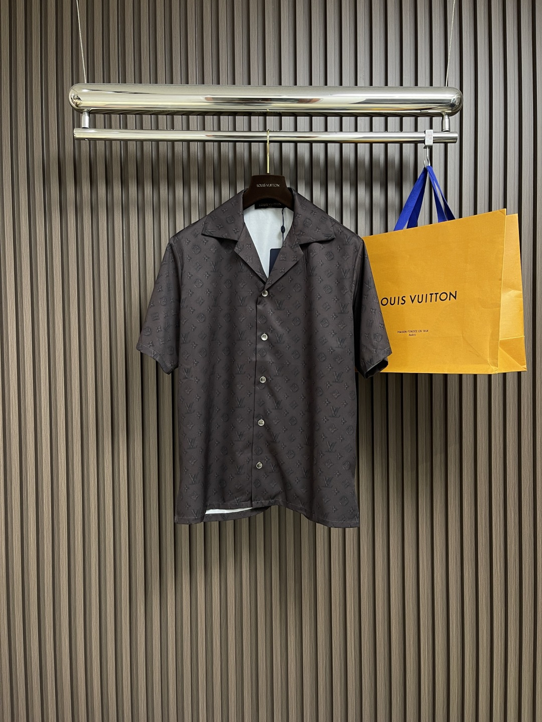 NO:132962,Top Shorts P LV  The dark-text silk-print short-sleeved shirt and shorts suit, the dark-text silk-print has become the new favorite of fashionable women with its unique charm. This style uses pure natural mulberry silk as the raw material, with a soft and smooth texture and delicate touch, making people love it. The clever combination of silk luster and dark-text letter design not only retains the noble elegance of silk, but also adds a bit of modern and fashionable feeling. Silk fabric has good breathability and moisture absorption, and can keep the skin dry even in hot summer, reduces the stickiness of sweat, and makes you feel cool and comfortable. At the same time, the heat resistance and alkali resistance of mulberry silk fibers make it easy to handle and not easily deform and wrinkle, regardless of  It can be easily dealt with by hand or machine washing. The design of dark-patterned letters is low-key without losing personality. It is suitable for formal occasions and can easily control the casual style. The printing elements add a bit of liveliness and agility. Whether it is a combination to show professional image or a casual style, it can show unique charm. This dark-patterned letter silk print offers a variety of styles, whether it is slim or loose, long-sleeved or short-sleeved styles, which can meet different body shapes and wear needs. The collar design is also rich and diverse, including collars, stand collars, lapels, etc., allowing you to easily control various occasions. Size 46-52,,louis  vuitton, shorts,shirts,T-shirt,real silk,alexander wang19860909上衣 短裤P LV 暗纹字母真丝印花短袖衬衫短裤套装,暗纹字母真丝印花,以其独特的魅力成为时尚女性的新宠.这款采用纯天然桑蚕丝为原料,质地柔软光滑,触感细腻,让人爱不释手.丝绸的光泽与暗纹字母的设计巧妙结合,既保留了丝绸的高贵典雅,又增添了几分现代时尚感.真丝面料具有良好的透气性和吸湿性,即使在炎热的夏季也能保持皮肤干爽,减少汗水的粘腻感,让你倍感清凉舒适.同时,桑蚕丝纤维的耐热性和耐碱性使其易于打理,不易变形起皱,无论是手洗还是机洗都能轻松应对.暗纹字母的设计低调而不失个性,既适合正式场合的穿着,也能轻松驾驭休闲风格.印花元素为增添了几分活泼与灵动,无论是搭配展现专业形象,还是搭配打造休闲风格,都能展现出独特的魅力.这款暗纹字母真丝印花提供多种款式选择,无论是修身款还是宽松款,长袖款还是短袖款,都能满足不同身材和穿着需求.领口设计也丰富多样,包括有领、立领、翻领等,让你轻松驾驭各种场合.尺码46-52,,louis vuitton,shorts,shirts,T-shirt,real silk,alexander wang,Men's clothing