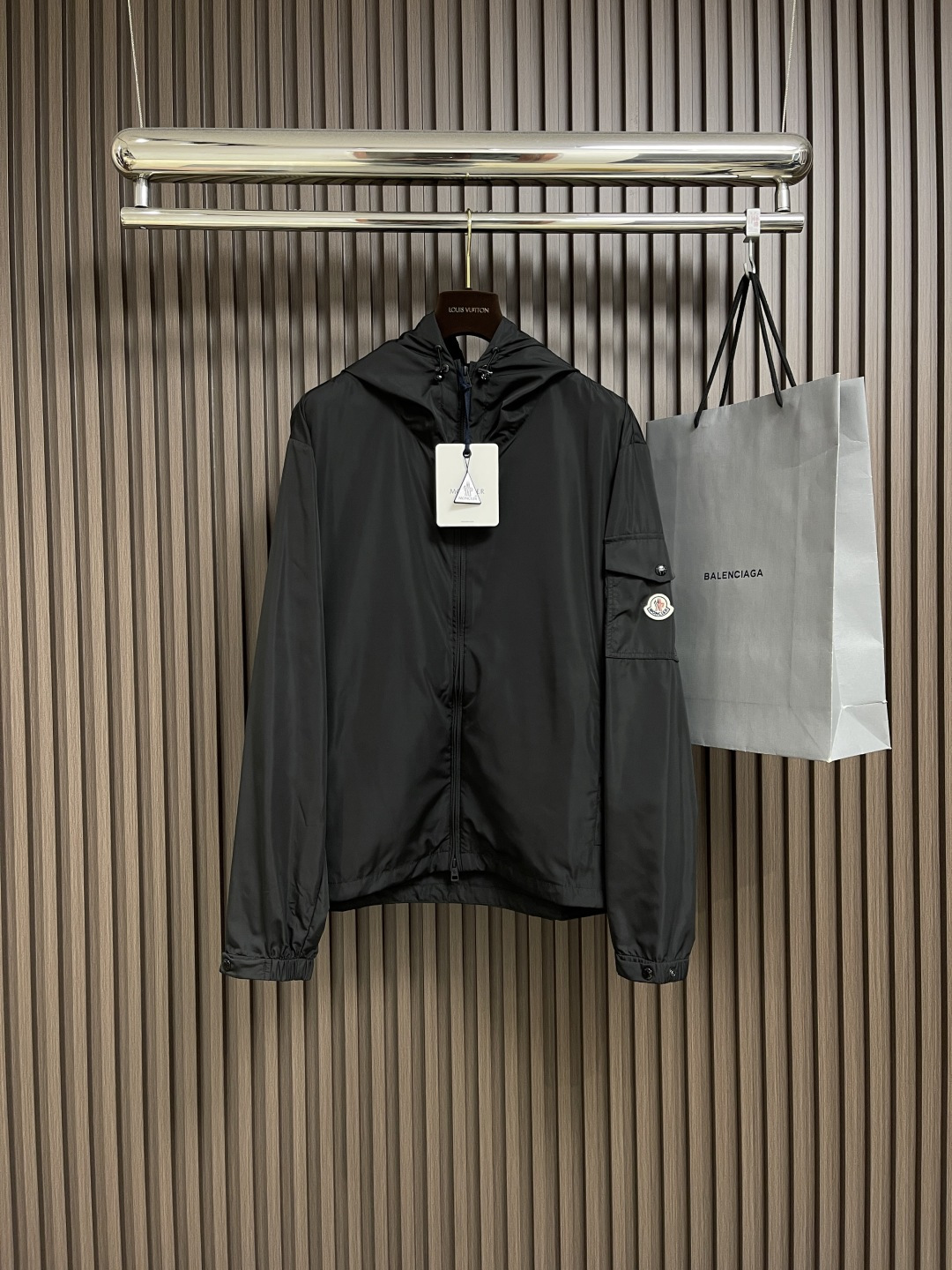 NO:134332,Moncler  The embroidered hooded jacket is made of fine and soft fabric made of polyester fiber. It has a delicate texture, good warmth and breathability. The fine fabric structure makes it more wear-resistant and washable. The visual draping feeling of ready-to-wear is good and wrinkled, and can maintain good aesthetics. The product uses precise tailoring to make the ready-to-wear close-fitting shoulders and chests. The hood design is equipped with drawstrings and elastic buckles to adjust the tightness. The brim of the hat is made into a precision, three-dimensional brand letter logo through computer embroidery multi-needle mechanism, making it beautiful and layered.  The cap extends to the placket to make it more windproof and warm. It is opened and closed with a zipper and zipper rope technology to wrap it around the zipper, making it more beautiful. There are side insert pockets on both sides of the left and right sides, and the pocket mouth is firmly knotted up and down. There are also flip pockets on the left sleeve arm, which are hidden buckles to increase practicality. The arm bag is decorated with the brand's signature logo, making it more recognizable. Flat beef tendon cuffs are paired with cuff snap adjustment straps, and two bottom buckles on the front and rear. The position that fits the wrist or comfort according to needs. Size S-XL, christian  louboutin,jackets & coats,hats,alexander wang19860909moncler 刺绣连帽外套,产品选用聚酯纤维制成的细密柔软面料,其质地细腻,具有良好的保暖效果,同时兼具透气性.细密的面料结构使其更具耐磨性,耐洗性.成衣视觉上面垂坠感好不易褶皱,能保持良好的美观性.产品通过精准的剪裁,使成衣形成贴身的肩部与胸部,兜帽设计配以抽绳和松紧扣调节松紧度,帽檐处通过电脑绣花多针机制成精密的,充满立体感的品牌字母logo,使其美观,更具有层次感.兜帽延伸至门襟,使其更具防风和保暖性能,用拉链开合,运用门襟拉链包绳工艺,使其包裹住拉链条,更具美感.左右两边设有侧插袋,袋口上下加以套结牢固.左边袖臂处也设有翻盖口袋,暗扣开合,增加其实用性.臂袋面饰有品牌标志性logo,使其更具辨识度.扁牛筋收袖口,搭配袖口按扣调节带,配以前后两颗底扣.可根据需求调整贴合手腕或舒适度的位置.尺码S-XL,,christian louboutin,jackets & coats,hats,alexander wang,Men's clothing