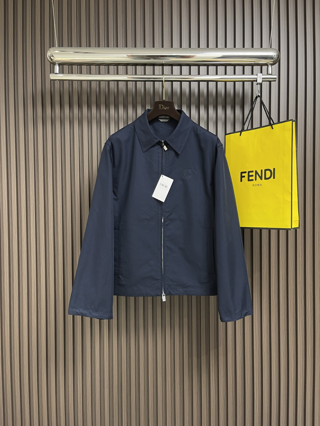 NO:132974,Dior Ss's new embroidered lapel jacket is made of cotton and polyester fiber, with a large cotton twill body and lining. The shuttle loom passes through the shuttle between the warp and weft yarns to form a diagonal pattern of the twill. The cotton material makes it breathable and comfortable to skin. The twill weave makes the fabric tight structure, high-quality texture, and easy to take care of. Through careful tailoring, the classic casual and fashionable style of CD-room is formed, and the lapel design does not lose the wear needs of formal occasions. The two-way zipper opening and closing increases its practicality and dressing style, and is paired with a zipper head engraved with the brand logo and the CD-on the chest  icon embroidery embroidery highlights the brand's unique style and recognition. The shoulder position uses double-needle technology to connect the sleeves to the shoulders, making it firm and lined. There are side insert bags on both sides, and the Kun-edge technology wraps the fabric around the edge of the pocket, making it more firm and beautiful. The drawstring design at the hem can be adjusted according to personal preferences and fixed with elastic buckles. Size S-XL,,dior,dior,jackets & coats,alexander wang19860909Dior ss新款绣花翻领夹克衫,选用棉和聚酯纤维打造而成的棉质斜纹布大身和里衬.梭织机通过梭子在经纱和纬纱之间穿梭,形成斜纹布的斜向纹路.棉质材质使其透气性好,亲肤舒适,斜纹织法使面料结构紧密,质感高级,易于平时打理.通过细致的剪裁,形成了cd家经典的休闲和时尚兼具的风范,翻领设计又不失正式场合的穿着需求.双向拉链开合增加其实用性和穿着风格,搭配镌刻有品牌标志的拉链头,胸前的cd icon压花刺绣彰显了品牌的独特风格和辨识度.肩位运用双针工艺将袖子链接于肩部,使其牢固又有线条感.左右均设有侧插袋,运用鲲边工艺将布料包裹在口袋边缘处,使其更加牢固的同时又具美感.下摆的抽绳抽绳设计可根据个人喜好调节松紧,搭配松紧扣固定.尺码S-XL,,dior,dior,jackets & coats,alexander wang,Men's clothing