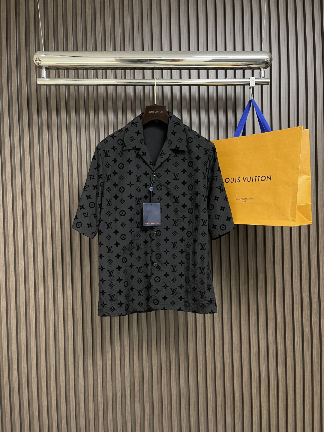 NO:132965,Tops, shorts, P LV, full-print flocking jacquard short-sleeved shirt and shorts set, using customized 50 mercerized double yarn fabric, fabric cloth flocking, the fabric needs to be shrinked first, then fleece on the machine, original scanning original logo, material is mixed with goose cotton, and after flocking, it needs to be washed and removed after flocking, and at the same time, the clothing style and color can be fixed, the full monogram pattern writes visual impact, can be matched with the same bottom to create a fashionable shape, customized hardware and auxiliary materials, can control various styling styles, three standards are complete, the same style for men and women!  Size S-XL, louis vuitton, shorts,shirts,T-shirt,alexander wang19860909上衣 短裤P LV 满印植绒提花短袖衬衫短裤套装,采用定制50支丝光双纱线面料,面料布匹植绒,面料需先做缩水后再上机台过绒,原版扫描原版logo,材料采用鹅棉混合,植绒后需过普洗去除杂毛,同时可固定衣服版型与固色,全幅monogram图案谱写视觉冲击,可与同款下装搭配营造时尚造型,定制五金辅料,能驾驭各种造型风格,三标齐全,男女同款！尺码S-XL,,louis vuitton,shorts,shirts,T-shirt,alexander wang,Men's clothing