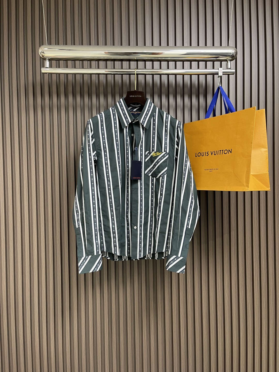 NO:132983,The new LV ss mulberry silk striped shirt injects modern and innovative ideas into British tailoring and can easily upgrade various styles. The classic design of the Yingze jacquard stripes greets the British club, the IV logo is cleverly integrated into it, and the diagonal pocket adds another highlight. Size S-XL,,louis vuitton,shirts,alexander wang19860909LV ss新款桑蚕丝条纹衬衫,为英式剪裁注入摩登新意,可轻松升级各式造型.莹泽提花条纹致意英式俱乐部的经典设计,Iv 标识巧妙融入其间,斜向口袋再添瞩目一笔.尺码S-XL,,louis vuitton,shirts,alexander wang,Men's clothing