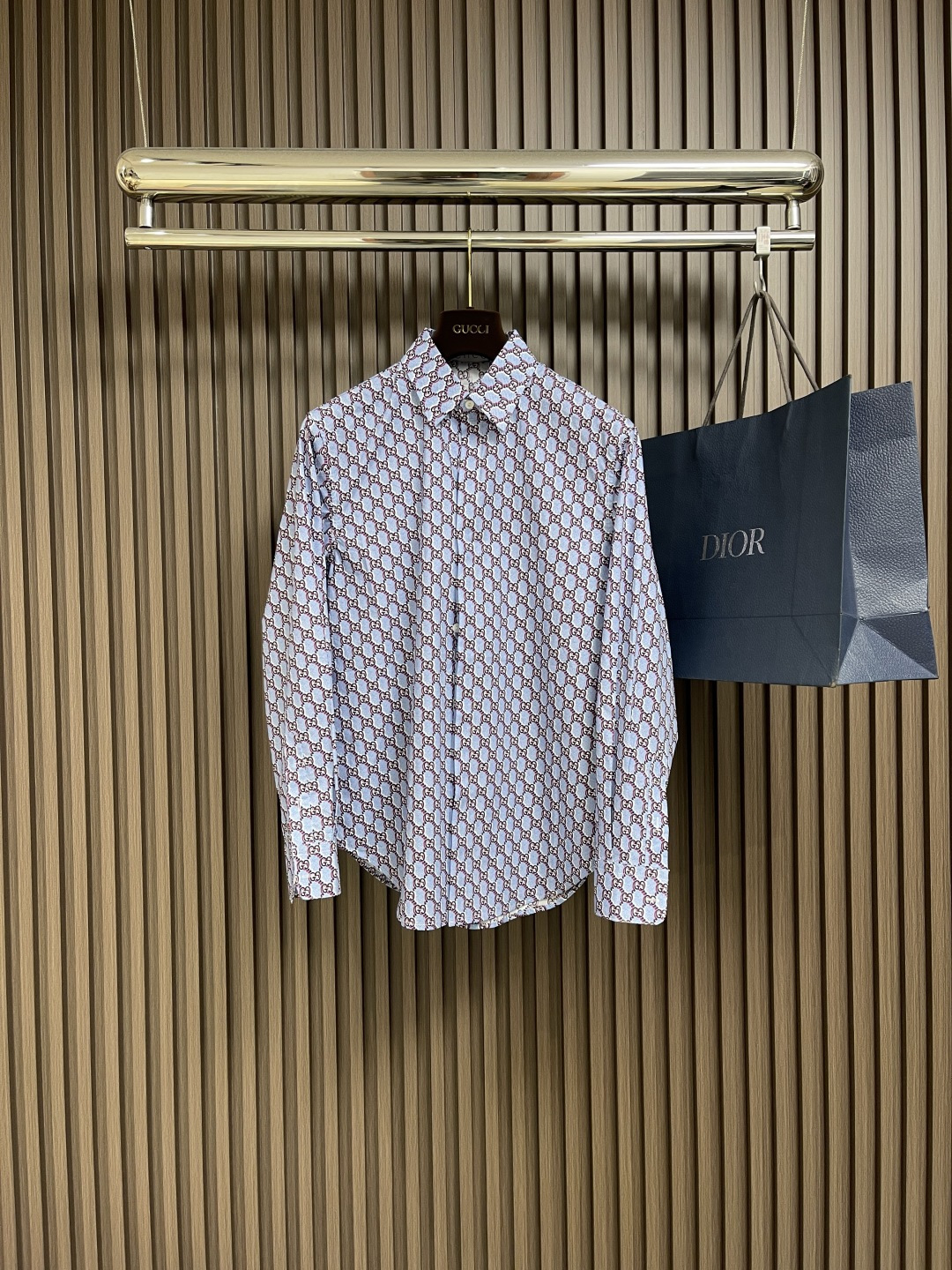 NO:132985,Gucci ss spring and summer new silk long-sleeved lapel shirt, custom jacquard effect blend fabric, blue mesh effect superimposed red and black pattern, classic brand logo double g interlocking, classic style cut arc hem, hidden button placket, casual style not to be picked. Size 46-52,,gucci,alexander wang19860909Gucci ss春夏新款丝质长袖翻领衬衣,定制提花效果混纺面料,蓝色网布效果叠加红黑图案,经典品牌logo双g互扣,经典版型剪裁 圆弧下摆,隐藏式纽扣门襟,休闲款式不挑人穿.尺码46-52,,gucci,alexander wang,Men's clothing