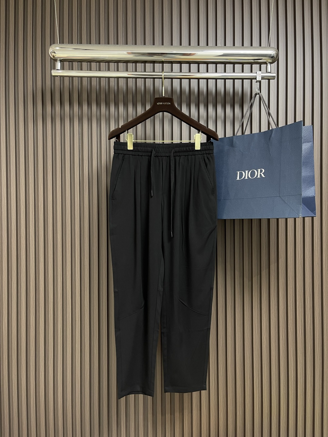 NO:134301,Ermenegildo Zegna's new early spring casual pants, casual pants are fashionable items that men can wear anytime and anywhere. The simple design is combined with high-end fabrics, fine embellishments, three-dimensional tailoring, smooth and high gloss, and the sag behind the upper body is very good. The three-dimensional tailoring is upright. Size XS-L, zegna, alexander wang19860909Ermenegildo Zegna 杰尼亚早春新品休闲裤,休闲裤作为随时随地男人都能穿搭的时尚单品,简洁的设计配合高档面料,细节点缀,立体剪裁,手感顺滑光泽度高,上身后垂度非常好,立体剪裁上身挺拔.尺码XS-L,,zegna,alexander wang,Men's clothing