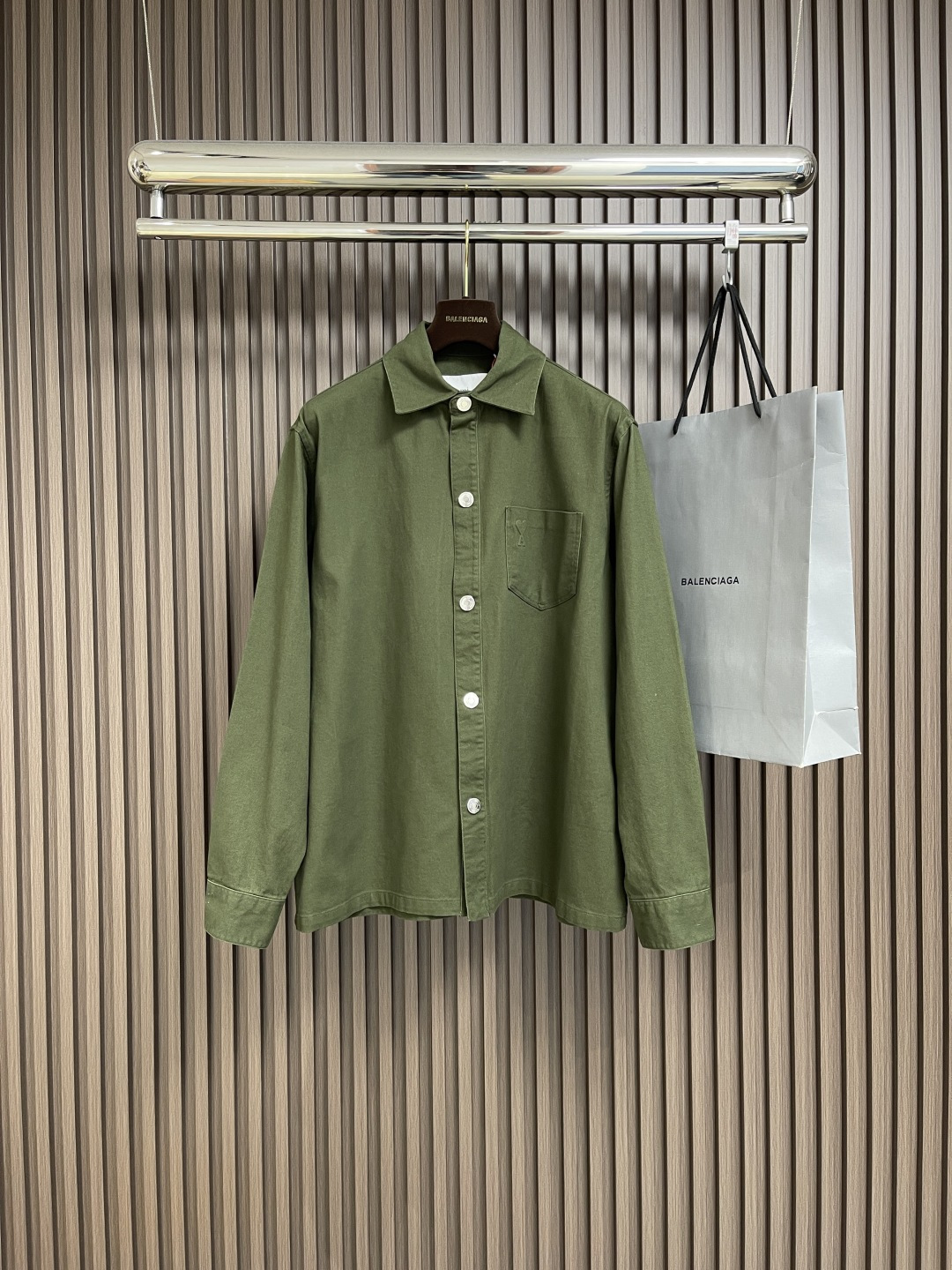 NO:134298,ami love embossed jacket, customized elegant cotton brocade, as if in a green forest, natural choice, homogeneous three-dimensional love on the chest, high-temperature three-dimensional embossed on it, through precise control of temperature and pressure, the fiber chain will be rearranged to form a concave and concave pattern with three-dimensional sense, presenting a unique three-dimensional effect of love, the overall line is straight and delicate, the fabric is comfortable and soft, and the color is consistent and there is no color difference. It can be matched with the same style to create a fashionable look, and control various occasions, customized auxiliary materials, complete three standards, the same style for men and women!  Size S-XL, Jackets & coats, Jackets & coats, Alexander wang19860909ami 爱心压花夹克外套,定制雅棉织锦 仿佛置身于绿意盎然的森林之中 自然之选 胸前同质化立体爱心心跃然其上高温立体压花 通过精确控制温度和压力 纤维链会重新排列 形成具有立体感的凹凸花纹 呈现出独特的爱心三维效果,整体走线平直细腻,面料舒适柔软,颜色一致无色差 能与同款搭配营造时尚造型,驾驭各种场合,定制辅料,三标齐全,男女同款！尺码S-XL,,jackets & coats,jackets & coats,alexander wang,Men's clothing