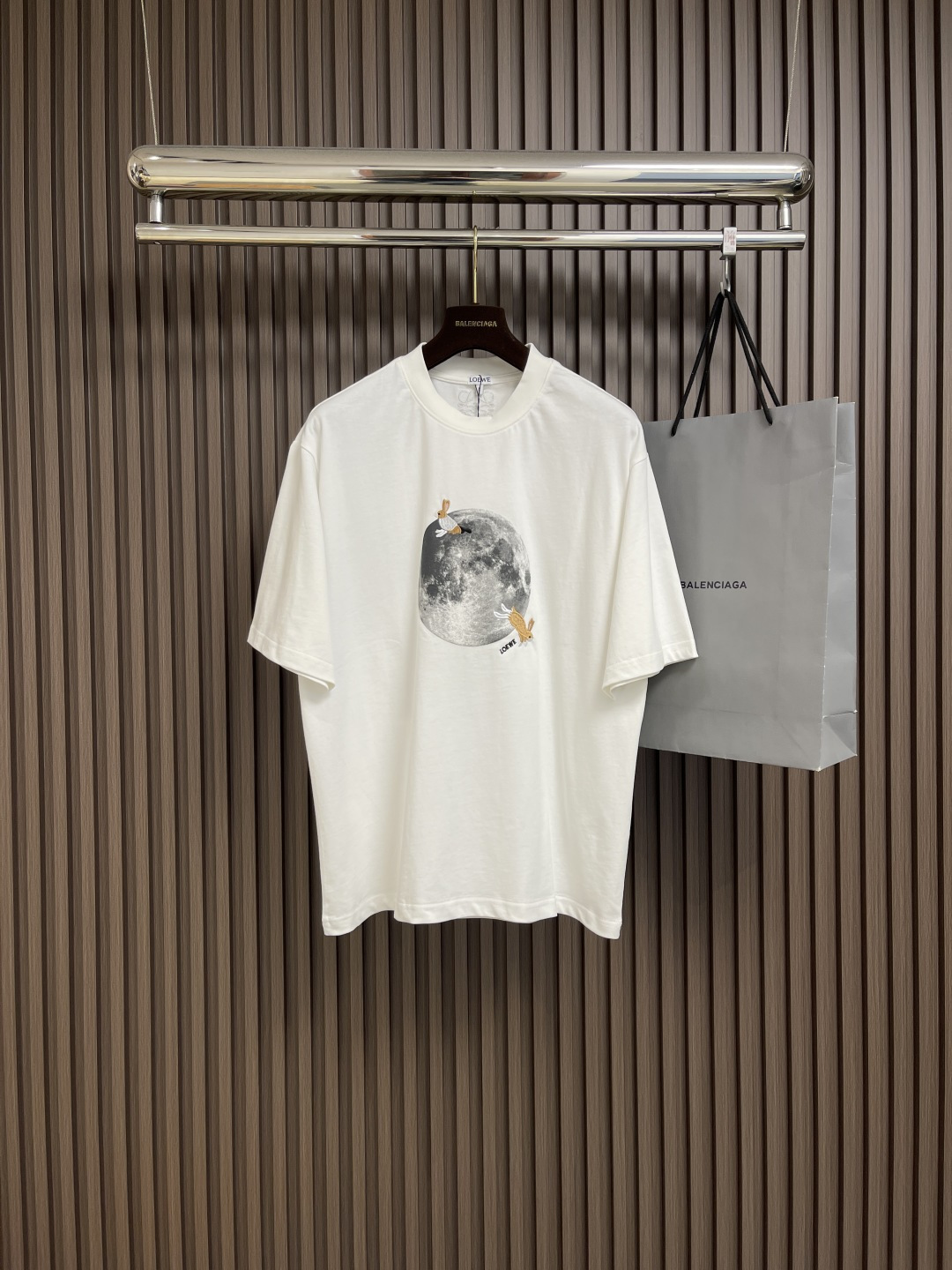 NO:134319,LOEWE x SunaFujita 2025ss Luo Yiwei Lunar Rabbit Embroidery Moon Print 300g Heavy Industry Short Sleeve This T-shirt is made of 28 double yarns 300g fixed-color cotton material. The fabric feels delicate, soft and elastic, with an extremely comfortable and breathable fit, allowing you to feel an unprecedented comfortable experience!  Texture is drawn on the chest with the latest joint logo of Hehe ceramic artist Suna Fuita, fashionable and interesting patterns and logo designs. Size S-XL, loewe, loewe, T-shirt, tees, t-shirt, alexander wang19860909LOEWE x SunaFujita 2025ss罗意威月球兔子刺绣月球印花300克重工短袖这款t恤采用客供进口28支双纱300克定染定色全棉材质制成,面料手感细腻柔软富有弹性,极致舒爽透气的贴身效果,让你感受到前所未有的舒适体验！质感拉满胸前饰以和和陶瓷艺术家suna fuita的最新联名标识,时髦有趣的图案和logo设计.尺码S-XL,,loewe,loewe,T-shirt,tees，t-shirt,alexander wang,Men's clothing