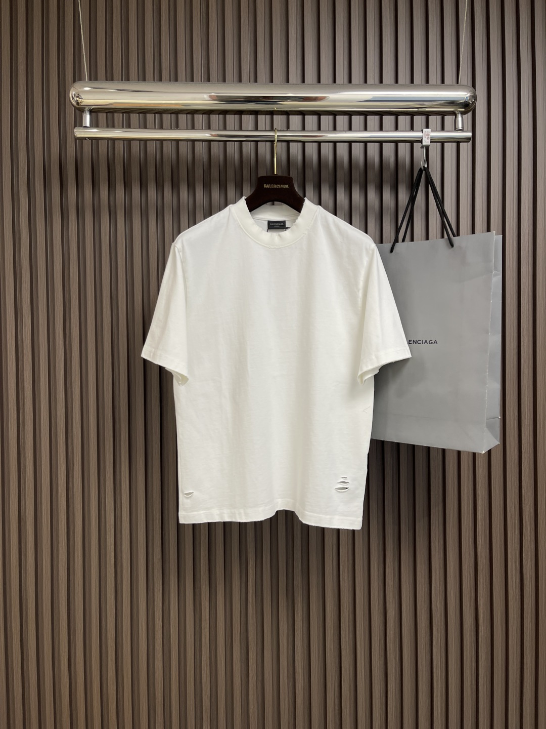 NO:132982,Balenciaga graffiti letter logo short-sleeved T-shirt unique fashionable and creative graffiti pattern casual and loose fitting suitable for all body shapes, whitening and slimming on the upper body Customized 40 double yarn fabrics Soft and comfortable to touch, same style for men and women. Size XS-L,,balenciaga, T-shirt,tees, t-shirt,alexander wang19860909Balenciaga 涂鸦字母logo短袖T恤 独具时尚创意的涂鸦图案 休闲宽松版型 适合各种身材 上身显白显瘦 定制40支双纱面料 手感柔软舒适 男女同款.尺码XS-L,,balenciaga,T-shirt,tees，t-shirt,alexander wang,Men's clothing