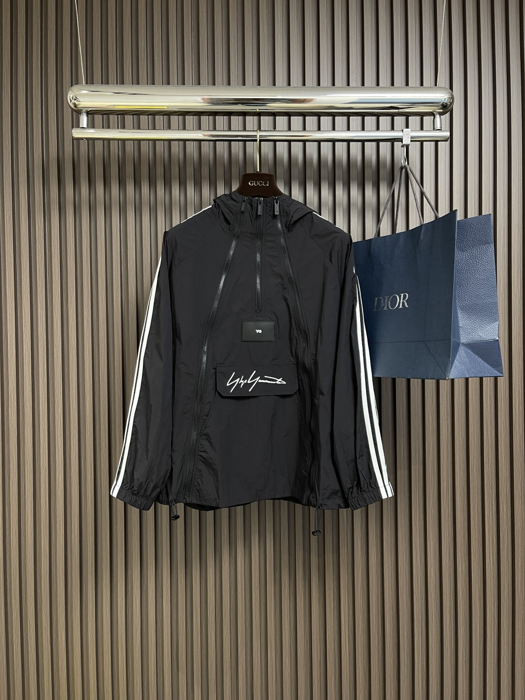 NO:134327,The whole set of Y3 Yamamoto Yoshi 2025SS spring and summer new sunscreen jacket shorts set, soft polyester fiber fabric, the upper body feels very comfortable. The y-3 letter logo glue design on the body!  It is very suitable for wearing in the current season. It has a fashionable and stylish upper body and full of energy!  The fabric feels delicate and silky, and the light texture brings you the ultimate wearing experience, without any weight bearing, and is also extremely breathable and quick-drying. It is a great choice in the hot summer!  The luxurious and attractive color scheme is full of the atmosphere of a big brand, the visual effect is unparalleled, the color fastness is impeccable, and the unique words bring more eye-catching fashion charm to the clothing!  The precise three-dimensional style is cut, and the upper body is super fashionable and stylish, creating a different street sports style!  Size S-XXL, shorts, jackets & coats,alexander wang19860909整套 Y3 山本耀司 2025SS春夏新款防晒衣外套短裤套装,面料柔软的聚酯纤维面料上身舒适感非常好.衣身y-3字母logo压胶设计！非常适合当下季节穿着,上身时尚有型,精气神十足！面料手感细腻丝滑,轻薄的质感给你带来极致的穿着体验,毫无负重感,同时也极具强大的透气速干性,真是炎炎夏日里的绝佳之选！奢华耐看的配色充满了大牌气息,视觉效果无与伦比,色牢度更是无懈可击,独特的字样更是为套服饰带来了更为养眼的时尚魅力值！精准立体的版型裁剪,上身超级时髦有型,打造出不一样的街头运动范儿！尺码S-XXL,,shorts,jackets & coats,alexander wang,Men's clothing