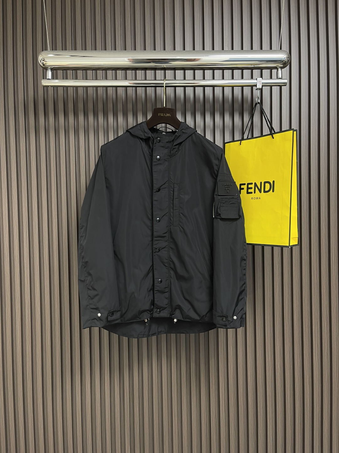 NO:132971,Prada SS early spring new men's hooded jacket jacket, high-end fabric, breathable and comfortable, impeccable details, sleeve brand element design concept, exquisite workmanship and complex craftsmanship, delicate and soft feel!  It is casually cut, with a great upper body style!  Size M-XXL, prada, jackets & coats, jackets & coats,hats,alexander wang19860909Prada SS早春新款男士连帽夹克外套,高定面料 透气舒适度高,细节无可挑剔,袖臂品牌元素设计理念,做工考究工艺复杂,手感细腻柔软！呈现休闲裁剪,上身版型超赞！尺码M-XXL,,prada,jackets & coats,jackets & coats,hats,alexander wang,Men's clothing