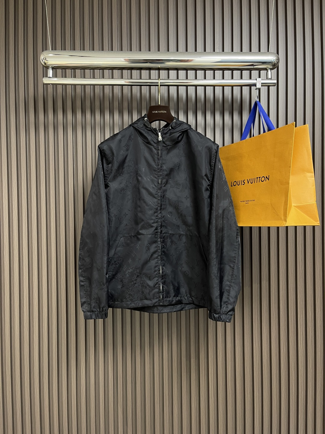 NO:134318,LV 2025SS full-frame monogram city walk jacquard nylon windproof hooded jacket, this windproof hooded jacket is laid out with technological fabrics. Monogram city walk jacquard pattern shows the fun of traditional Juyi prints and modern urban dog walking scenes, cleverly pointing out the theme of the series. Lightweight design and waterproof performance make it a good choice for seasonal changes and weekend trips. Size M-XXL,,louis vuitton,jackets & coats,hats,alexander wang19860909LV 2025SS全幅 monogram city walk 提花锦纶防风连帽外套,本款防风连帽为科技面料铺陈 monogram city walk提花图案,展现传统茹伊印花与摩登都市遛狗场景的趣味相融,巧妙点明系列主题.轻便设计和防水性能成就换季时节及周末出行佳选.尺码M-XXL,,louis vuitton,jackets & coats,hats,alexander wang,Men's clothing