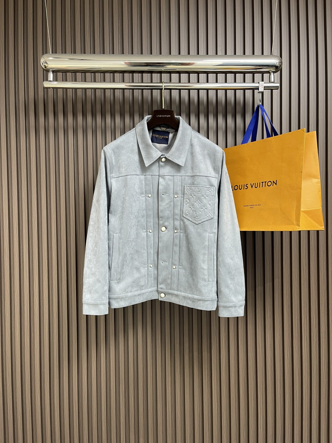 NO:132977,LV ss early spring new men's pocket suede, carefully crafted with suede leather, classic style, highlighting novelty and also enhancing the fashion sense of the style, highlighting the classic charm, creating a refined look. The overall style is a relaxed and casual style, customizing the inner lining of the same color, and developing the full quality. Size M-XXL,,louis vuitton,chamois leather,alexander wang19860909LV ss早春新款男士口袋麂皮绒,采用麂皮绒皮革精心制作,经典版型,凸显新意同时也能提升款式的时尚感,彰显经典魅力,打造精致造型.整体是一件轻松随意、易于穿搭的式,定制同色系内里,全品相开发.尺码M-XXL,,louis vuitton,chamois leather,alexander wang,Men's clothing