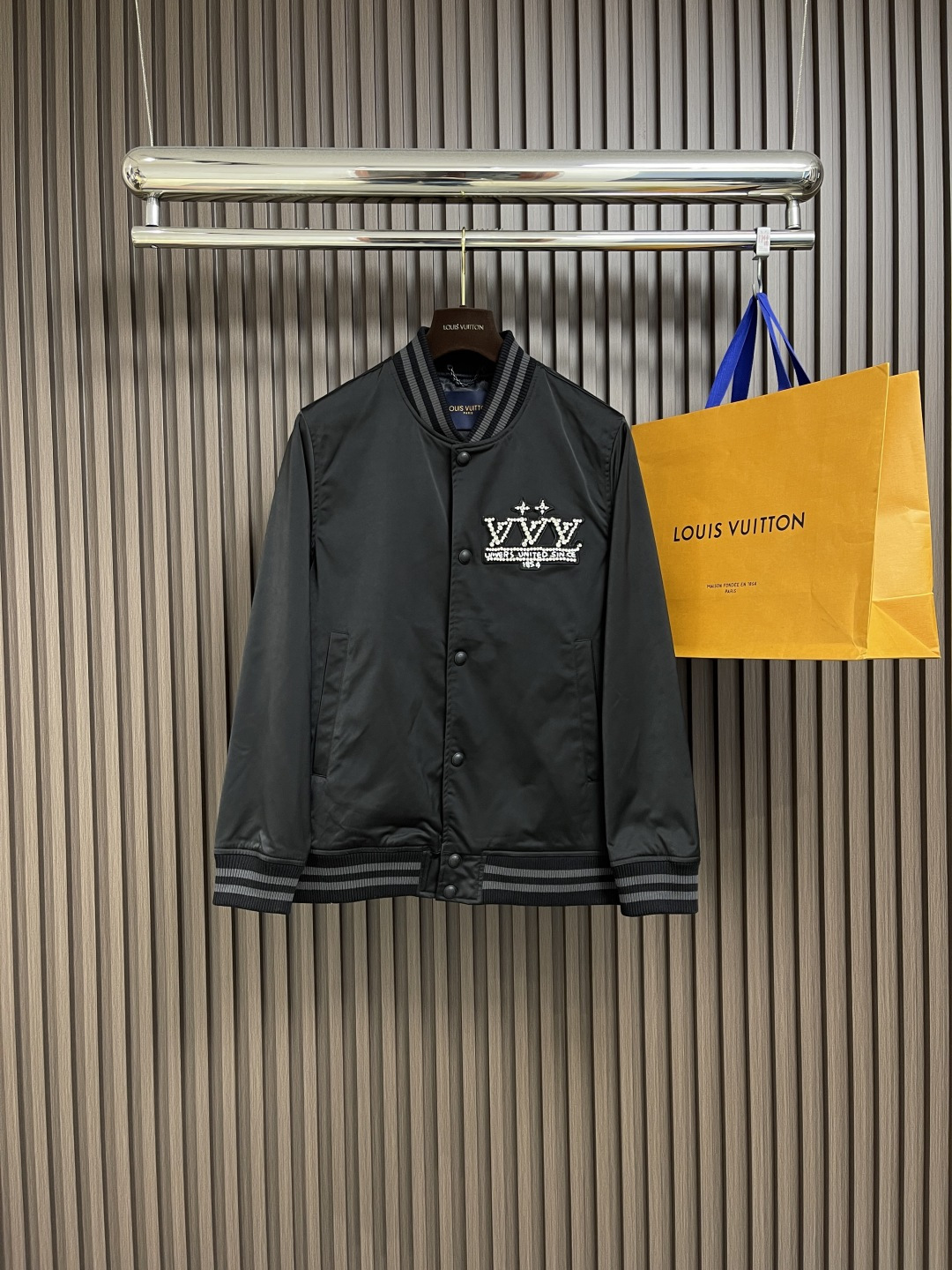 NO:134296,LV 2025ss Spring new baseball uniform jacket jacket, customized fabric, drape, wrinkle-resistant and high-end feeling, the upper body is very soft and comfortable, and the upper body is three-dimensional and stylish!  It is very youthful and youthful and energetic, and can be easily controlled by both men and women, which is very consistent with the current fashion aesthetic concepts of young people!  Full set of customized auxiliary materials, complete three standards, same style for men and women. Size M-XXL, louis vuitton, jackets & coats, jackets & coats, alexander wang19860909LV 2025ss春季新款棒球服夹克外套,定制面料 垂感 抗皱高级感十足,上身非常柔软舒适, 上身立体有型！非常富有年轻感与青春活力范儿,男女都可轻松驾驭,非常符合当下年轻人的时尚审美观念！全套定制辅料,三标齐全、男女同款.尺码M-XXL,,louis vuitton,jackets & coats,jackets & coats,alexander wang,Men's clothing