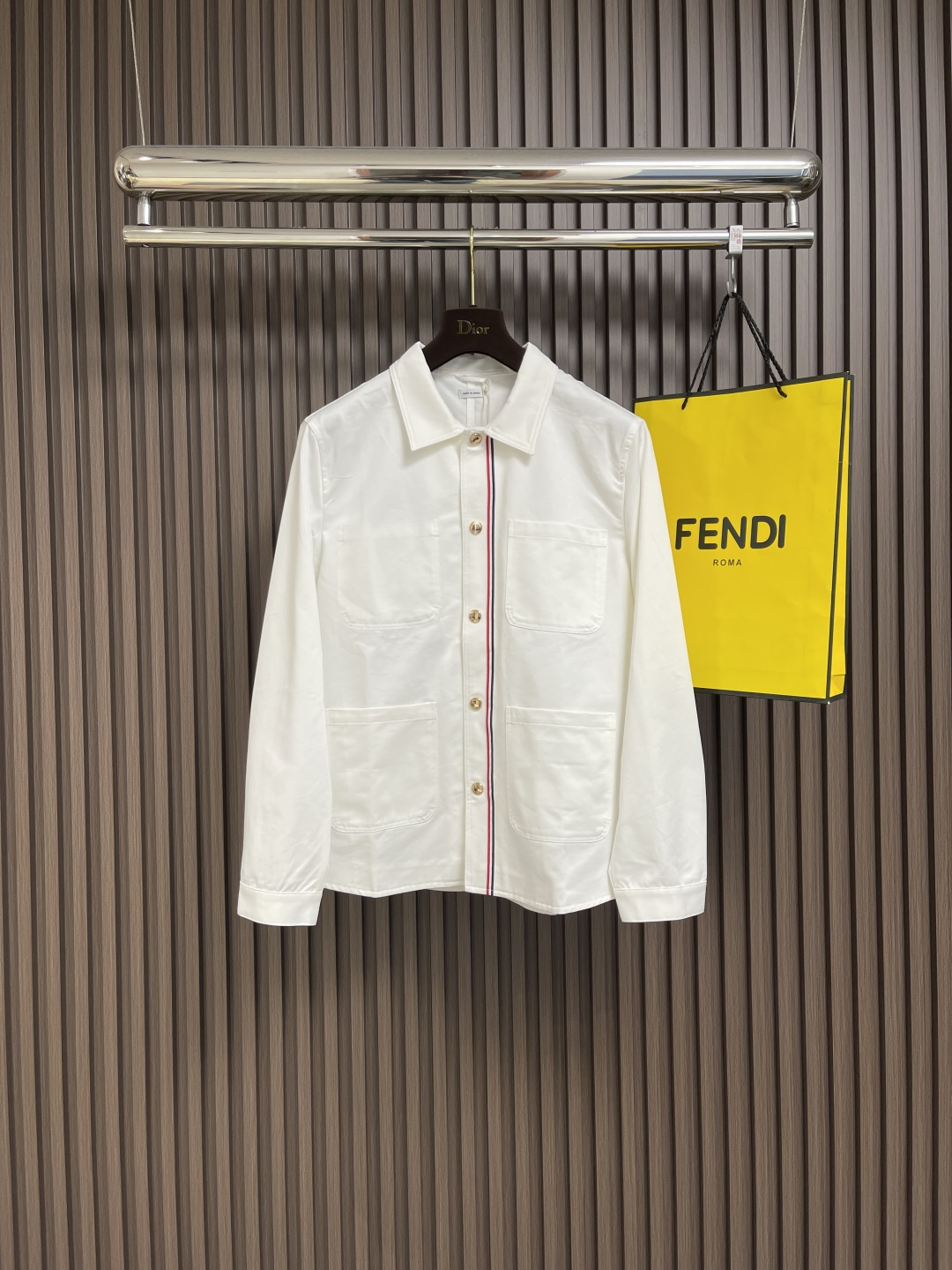 NO:134306,TB 2025SS summer new shirt Oxford spinning cloak webbing shirt, the fabric is made of customized Oxford spinning fabric, the composition is cotton, neatly threaded, fine needle spacing, quality control guarantee, the buttons are made of hardware buckles, the fabric is breathable and comfortable. Size 1-2-3-4,,shirts,alexander wang19860909TB 2025SS夏季新款衬衫牛津纺门襟织带衬衣,面料采用定制牛津纺面料 成分棉 走线整齐 针距细密 品控保证 扣子采用五金扣 面料透气舒适.尺码1-2-3-4,,shirts,alexander wang,Men's clothing
