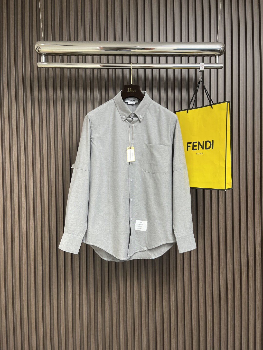 NO:134309,TB 2025s new casual long-sleeved shirt!  Long-sleeved shirts worn for urban daily and business travel. The style is simple and neat, and is made of imported cotton fabric, which highlights quality and comfort. The sleeve webbing is embellished, the style is simple and not monotonous, and it has both sporty functionality and does not lack fashionable and casualness. The style is simple and three-dimensional, fits the body, and can meet the wear of many scenes such as daily life or urban commuting. It is really good-looking and comfortable to wear. Size 1-2-3-4,,shirts,alexander wang19860909TB 2025s新款休闲长袖衬衫！都市日常与商务出行穿着的长袖衬衫.款型简约利落,采用进口棉质面料,品质与舒适性凸显.袖臂织带点缀,款式简约又不显单调,既有运动的功能性,又不缺乏时尚的休闲感,版型简约立体,贴合身型,可满足日常生活或都市通勤等多场景穿着,穿它是真的好看又舒服.尺码1-2-3-4,,shirts,alexander wang,Men's clothing