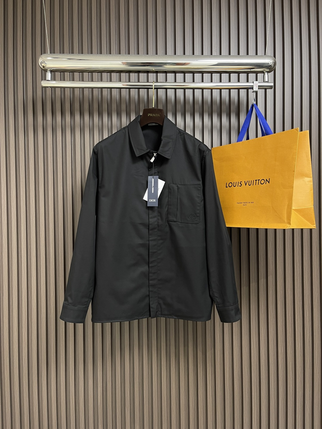 NO:134315,Dior 2025SS early spring cd icon embroidered jacket is made of black gadardine fabric, with a smooth and delicate surface, soft touch, and an elegant luster. Its tight textile structure makes it have good wrinkle resistance, wear resistance and drape. Due to the blessing of wool ingredients, it has warmth and breathability. Gadain fabric is not easy to pill, has good stain resistance and is easy to take care of everyday care. Modern style and hidden opening and closing add a low-key exquisiteness. Through high-precision sewing technology, the perfect fit between the zipper and the fabric is ensured. The lapel design of traditional shirts does not lose the need for formal occasions. There are patch pockets on the chest and decorated with cd  icon embroidery highlights the brand's iconic elements. The pocket mouth is also a hidden zipper opening and closing. The pocket mouth is reinforced by the pocket knotting process. The tight stitching at the edge of the bag makes it firm and beautiful. There are side insertion bags on the left and right, and the pocket mouth is only 0.5 cm in edges, which not only retains the smoothness of the overall line without losing practicality. The traditional shirt cuff double-buckle design makes the cuffs more fitting with the wrist and not easy to loosen. Size S-XL, dior, jackets & coats, shirts, alexander wang19860909Dior 2025SS早春cd icon刺绣外套,选用黑色华达呢面料,表面光滑细腻,触感柔软,呈现出优雅的光泽.其紧密的纺织构造,使它具有良好的抗皱性,耐磨性和垂坠感.由于羊毛成分的加持使其拥有保暖性和透气性.华达呢面料不易起球,且抗污性性较好,易于日常打理.现代版型修和隐藏开合增添了低调的精致感.通过高精度的缝制技术,确保拉链和面料的完美贴合.传统衬衫的翻领设计又不失正式场合的穿着需求.胸前设有贴袋,并饰以cd icon刺绣,彰显了品牌标志性元素,袋口同样也是隐藏式拉链开合,袋口首尾均运用口袋套结工艺加固.袋体边缘处紧密的缝线使其牢固和美观.左右设有侧插袋,袋口只做了0.5公分的包边,既保留了整体线条的流畅性又不失实用性.传统衬衫袖口双扣设计使袖口更加贴合手腕,不易松动.尺码S-XL,,dior,jackets & coats,shirts,alexander wang,Men's clothing